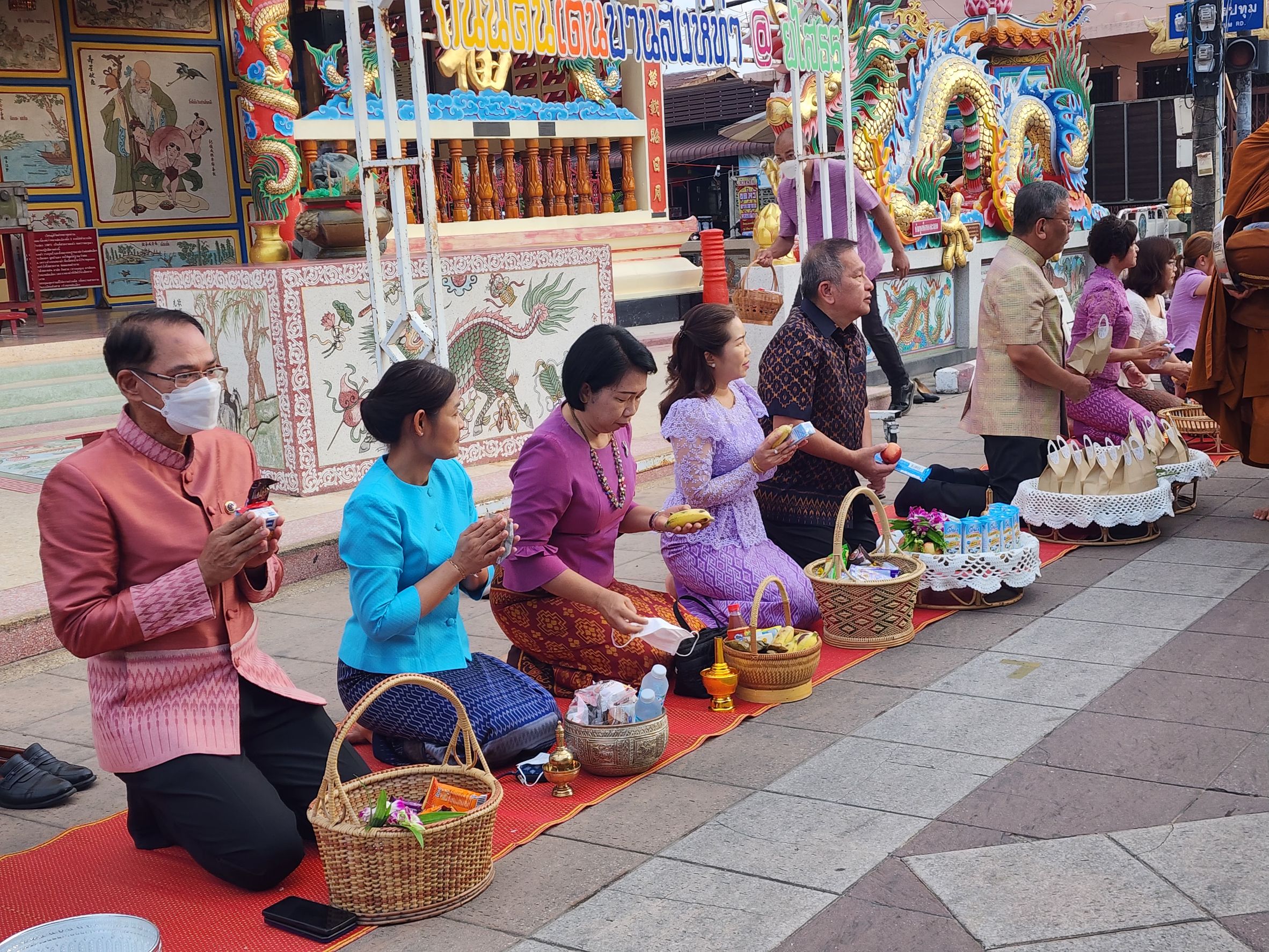 ☘พช.ยโสธรร่วมทำบุญตักบาตรย้อนยุค วิถีถิ่น วิถีไทย ถนนคนเดินยโสธร เมืองเก่าบ้านสิงห์ท่า และร่วมกันสวมใส่ผ้าไทยตามโครงการ “ผ้าไทยใส่ให้สนุก”
