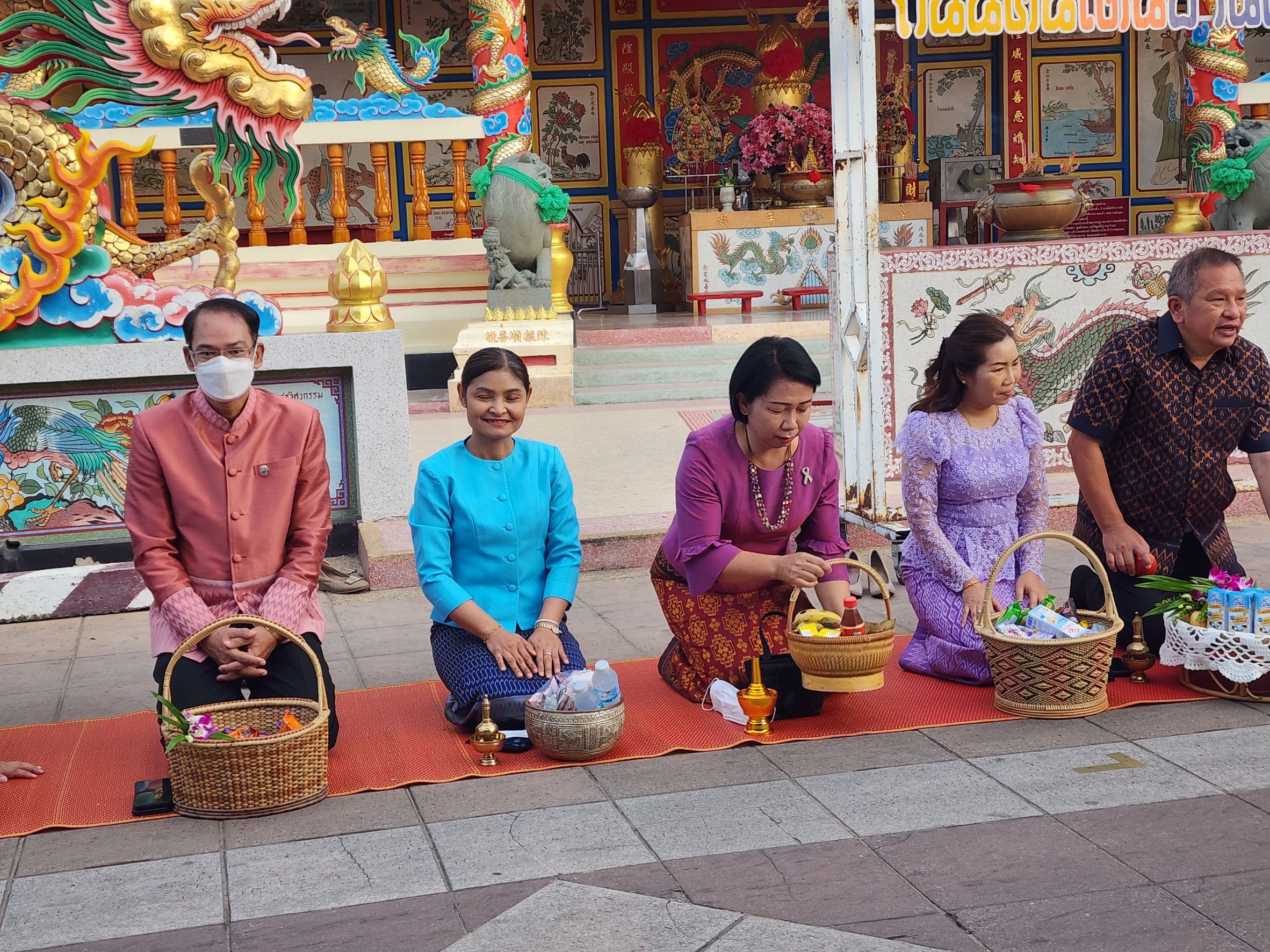☘พช.ยโสธรร่วมทำบุญตักบาตรย้อนยุค วิถีถิ่น วิถีไทย ถนนคนเดินยโสธร เมืองเก่าบ้านสิงห์ท่า และร่วมกันสวมใส่ผ้าไทยตามโครงการ “ผ้าไทยใส่ให้สนุก”