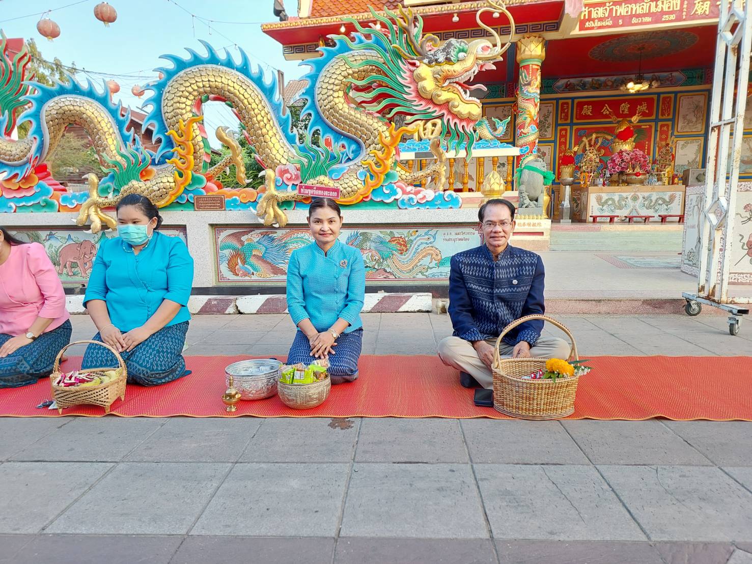 พช.ยโสธรร่วมทำบุญตักบาตรย้อนยุค วิถีถิ่น วิถีไทย ถนนคนเดินยโสธร เมืองเก่าบ้านสิงห์ท่า และร่วมกันสวมใส่ผ้าไทยตามโครงการ “ผ้าไทยใส่ให้สนุก”