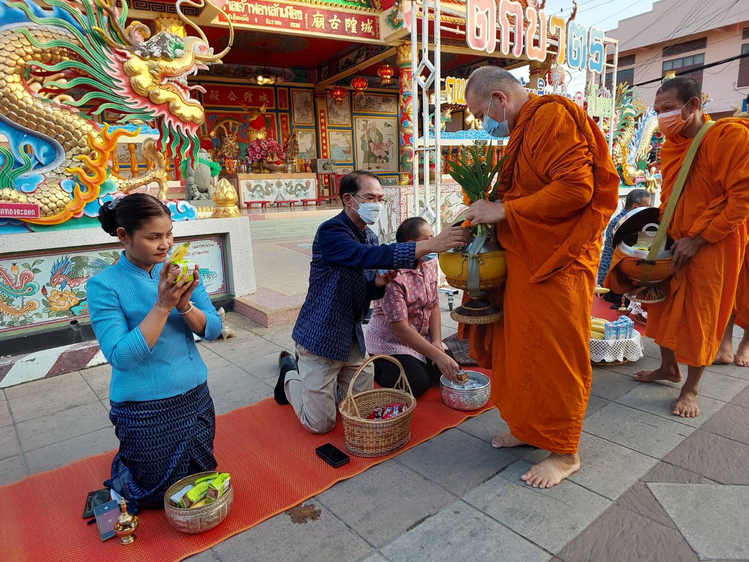 พช.ยโสธรร่วมทำบุญตักบาตรย้อนยุค วิถีถิ่น วิถีไทย ถนนคนเดินยโสธร เมืองเก่าบ้านสิงห์ท่า และร่วมกันสวมใส่ผ้าไทยตามโครงการ “ผ้าไทยใส่ให้สนุก”