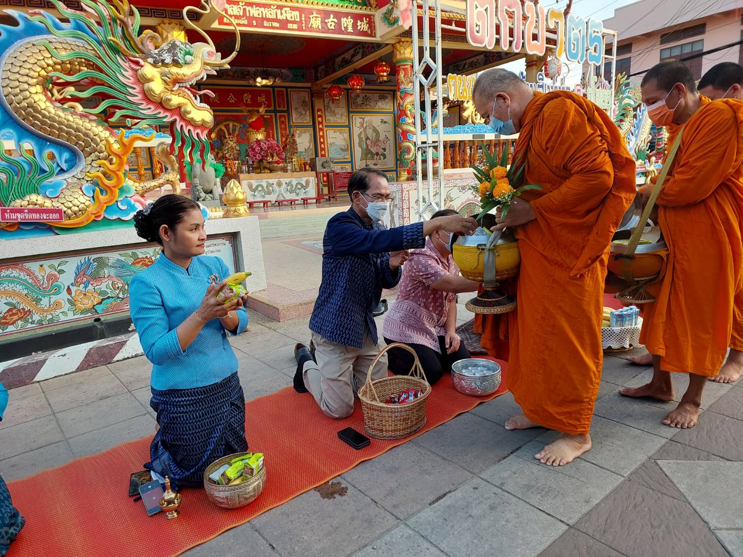 พช.ยโสธรร่วมทำบุญตักบาตรย้อนยุค วิถีถิ่น วิถีไทย ถนนคนเดินยโสธร เมืองเก่าบ้านสิงห์ท่า และร่วมกันสวมใส่ผ้าไทยตามโครงการ “ผ้าไทยใส่ให้สนุก”
