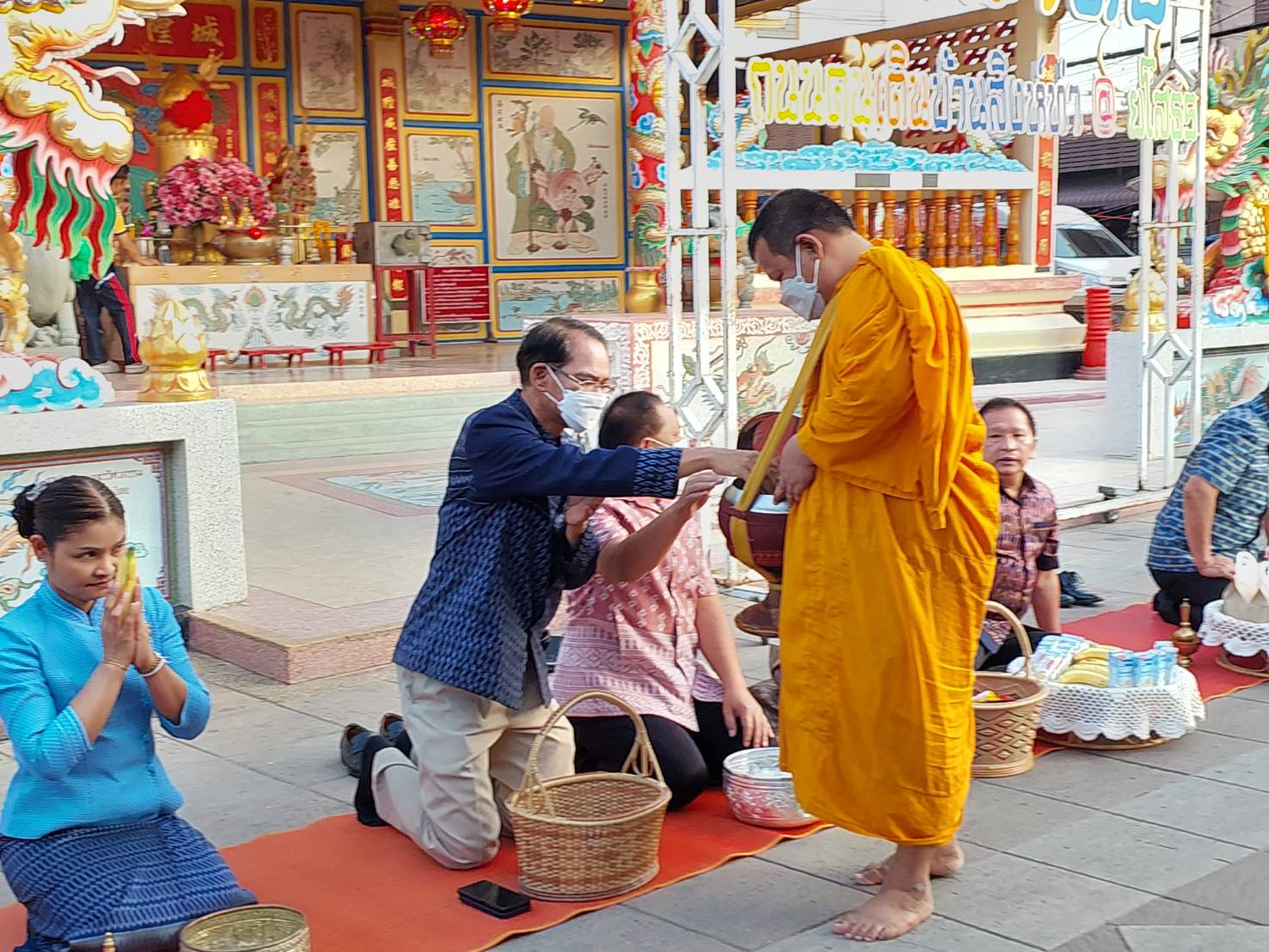 พช.ยโสธรร่วมทำบุญตักบาตรย้อนยุค วิถีถิ่น วิถีไทย ถนนคนเดินยโสธร เมืองเก่าบ้านสิงห์ท่า และร่วมกันสวมใส่ผ้าไทยตามโครงการ “ผ้าไทยใส่ให้สนุก”