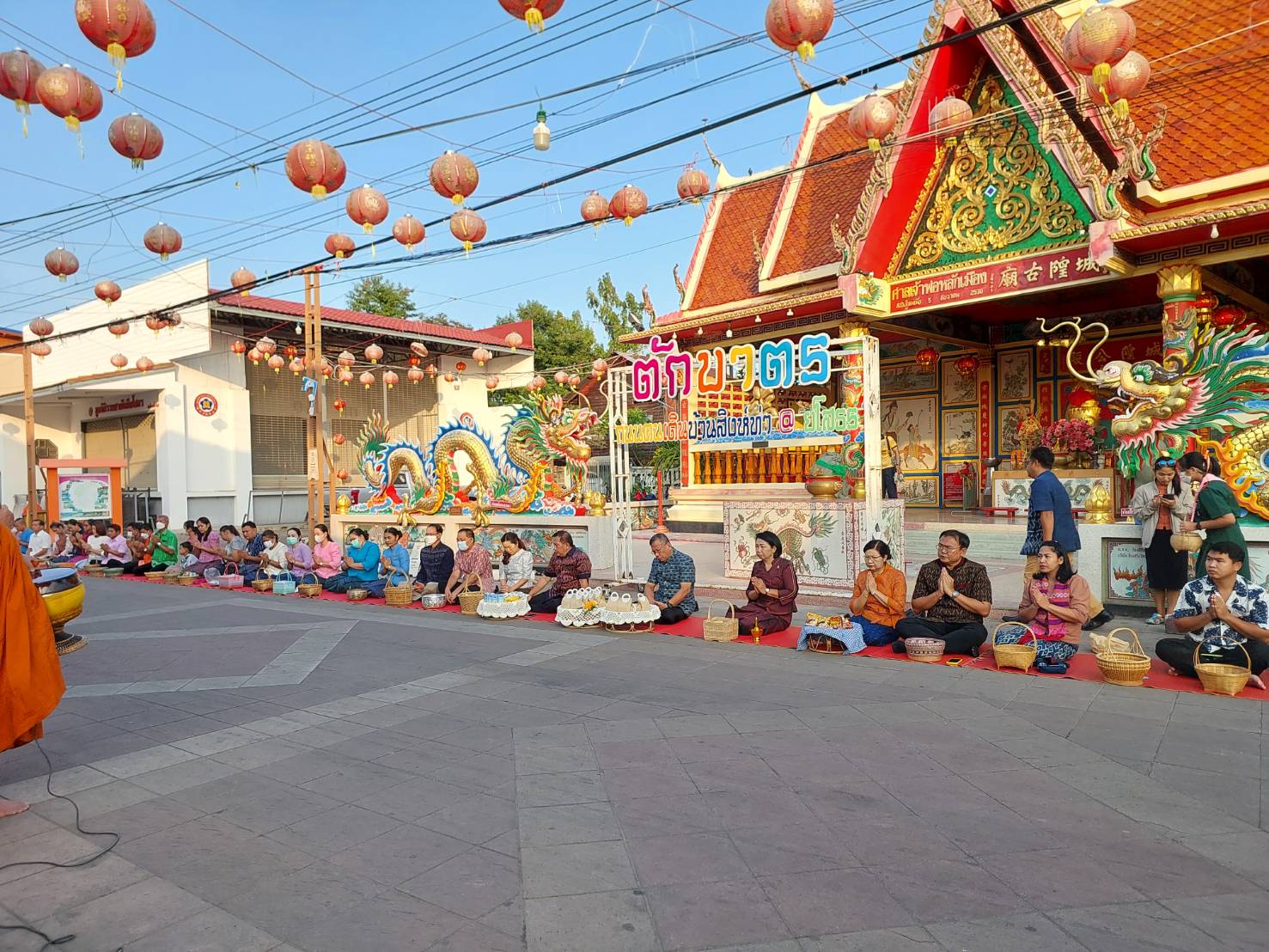 พช.ยโสธรร่วมทำบุญตักบาตรย้อนยุค วิถีถิ่น วิถีไทย ถนนคนเดินยโสธร เมืองเก่าบ้านสิงห์ท่า และร่วมกันสวมใส่ผ้าไทยตามโครงการ “ผ้าไทยใส่ให้สนุก”