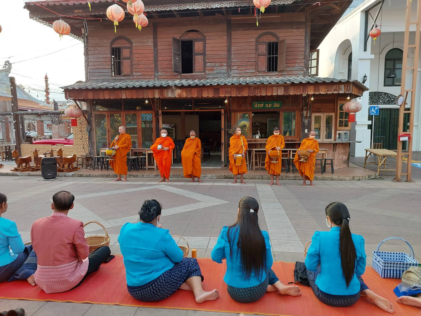 ☘พช.ยโสธรร่วมทำบุญตักบาตรย้อนยุค วิถีถิ่น วิถีไทย ถนนคนเดินยโสธร เมืองเก่าบ้านสิงห์ท่า และร่วมกันสวมใส่ผ้าไทยตามโครงการ “ผ้าไทยใส่ให้สนุก”