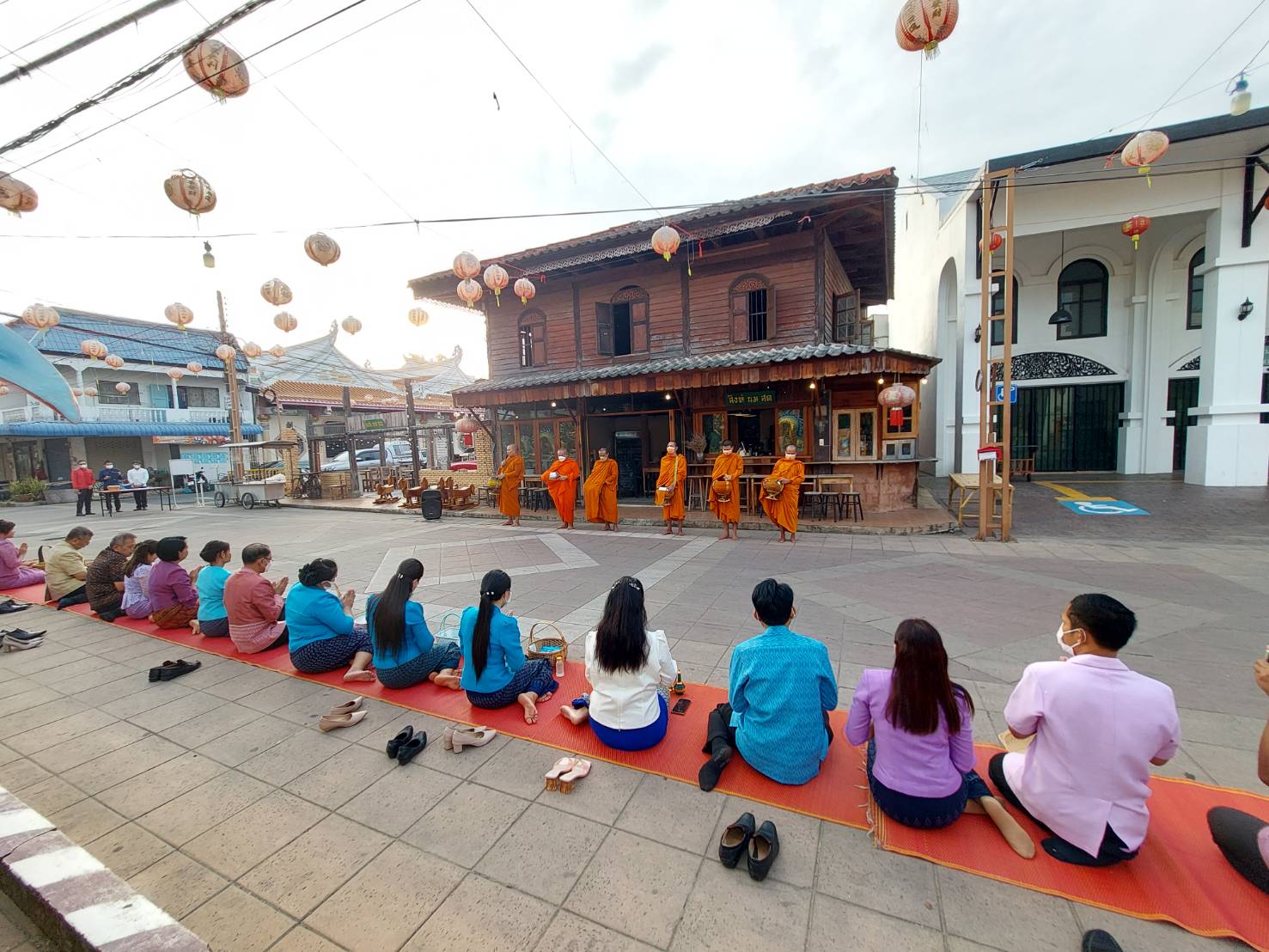 ☘พช.ยโสธรร่วมทำบุญตักบาตรย้อนยุค วิถีถิ่น วิถีไทย ถนนคนเดินยโสธร เมืองเก่าบ้านสิงห์ท่า และร่วมกันสวมใส่ผ้าไทยตามโครงการ “ผ้าไทยใส่ให้สนุก”