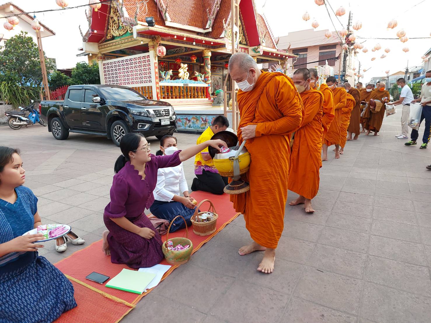 ☘พช.ยโสธรร่วมทำบุญตักบาตรย้อนยุค วิถีถิ่น วิถีไทย ถนนคนเดินยโสธร เมืองเก่าบ้านสิงห์ท่า และร่วมกันสวมใส่ผ้าไทยตามโครงการ “ผ้าไทยใส่ให้สนุก”