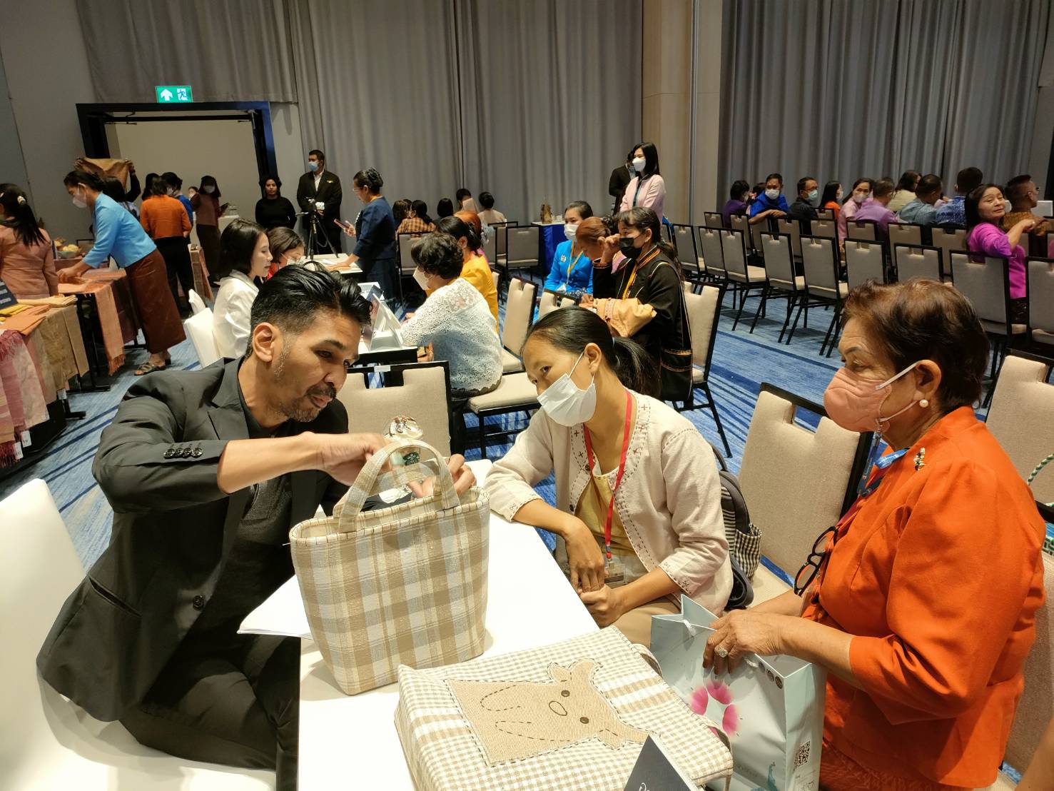 พช.ยโสธร นำกลุ่มผู้ผลิต ผู้ประกอบการประเภทผ้าและหัตถกรรม เข้าร่วมอบรมโครงการพัฒนาศักยภาพผู้ผลิตผู้ประกอบการ ประเภทผ้าและหัตถกรรม โรงแรมเซ็นต์เตอร์ พอยด์ จังหวัดนครราชสีมา