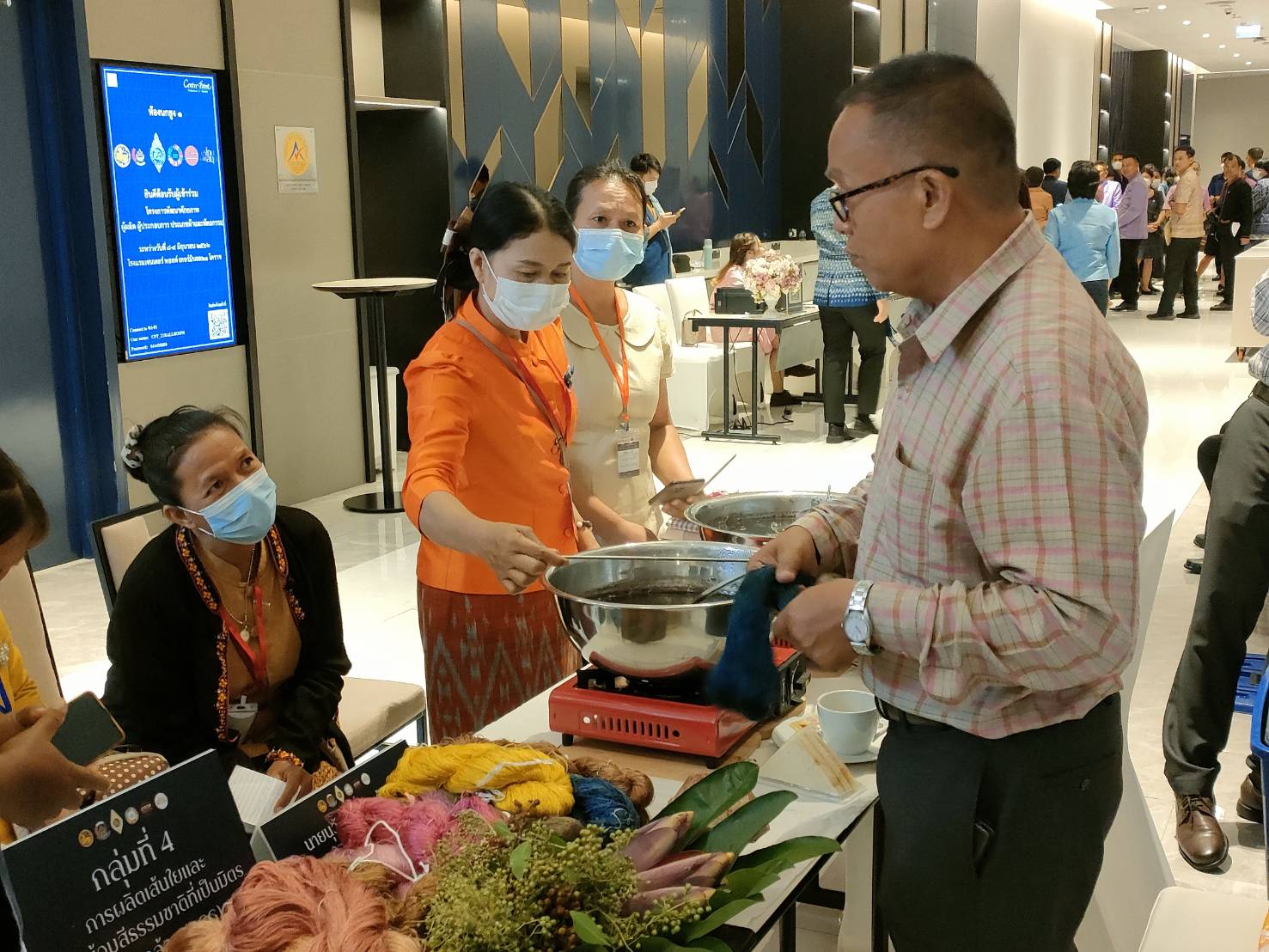 พช.ยโสธร นำกลุ่มผู้ผลิต ผู้ประกอบการประเภทผ้าและหัตถกรรม เข้าร่วมอบรมโครงการพัฒนาศักยภาพผู้ผลิตผู้ประกอบการ ประเภทผ้าและหัตถกรรม โรงแรมเซ็นต์เตอร์ พอยด์ จังหวัดนครราชสีมา