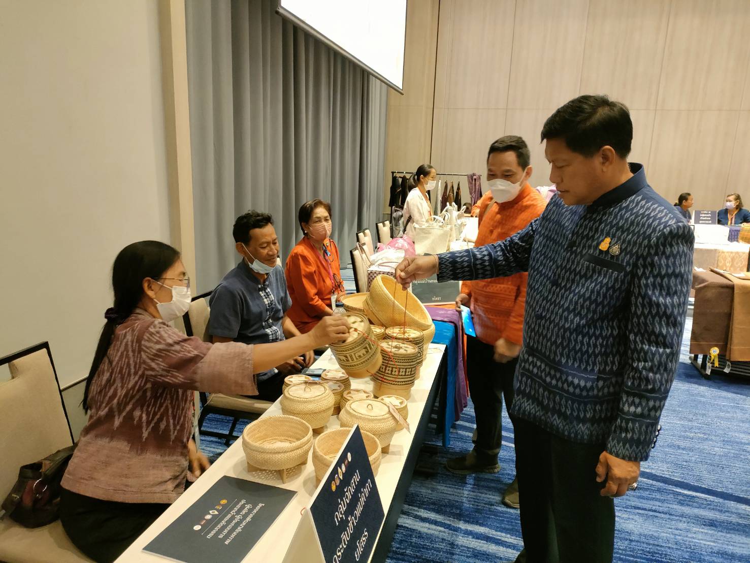 พช.ยโสธร นำกลุ่มผู้ผลิต ผู้ประกอบการประเภทผ้าและหัตถกรรม เข้าร่วมอบรมโครงการพัฒนาศักยภาพผู้ผลิตผู้ประกอบการ ประเภทผ้าและหัตถกรรม โรงแรมเซ็นต์เตอร์ พอยด์ จังหวัดนครราชสีมา