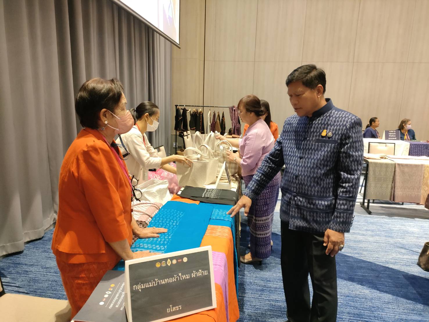 พช.ยโสธร นำกลุ่มผู้ผลิต ผู้ประกอบการประเภทผ้าและหัตถกรรม เข้าร่วมอบรมโครงการพัฒนาศักยภาพผู้ผลิตผู้ประกอบการ ประเภทผ้าและหัตถกรรม โรงแรมเซ็นต์เตอร์ พอยด์ จังหวัดนครราชสีมา