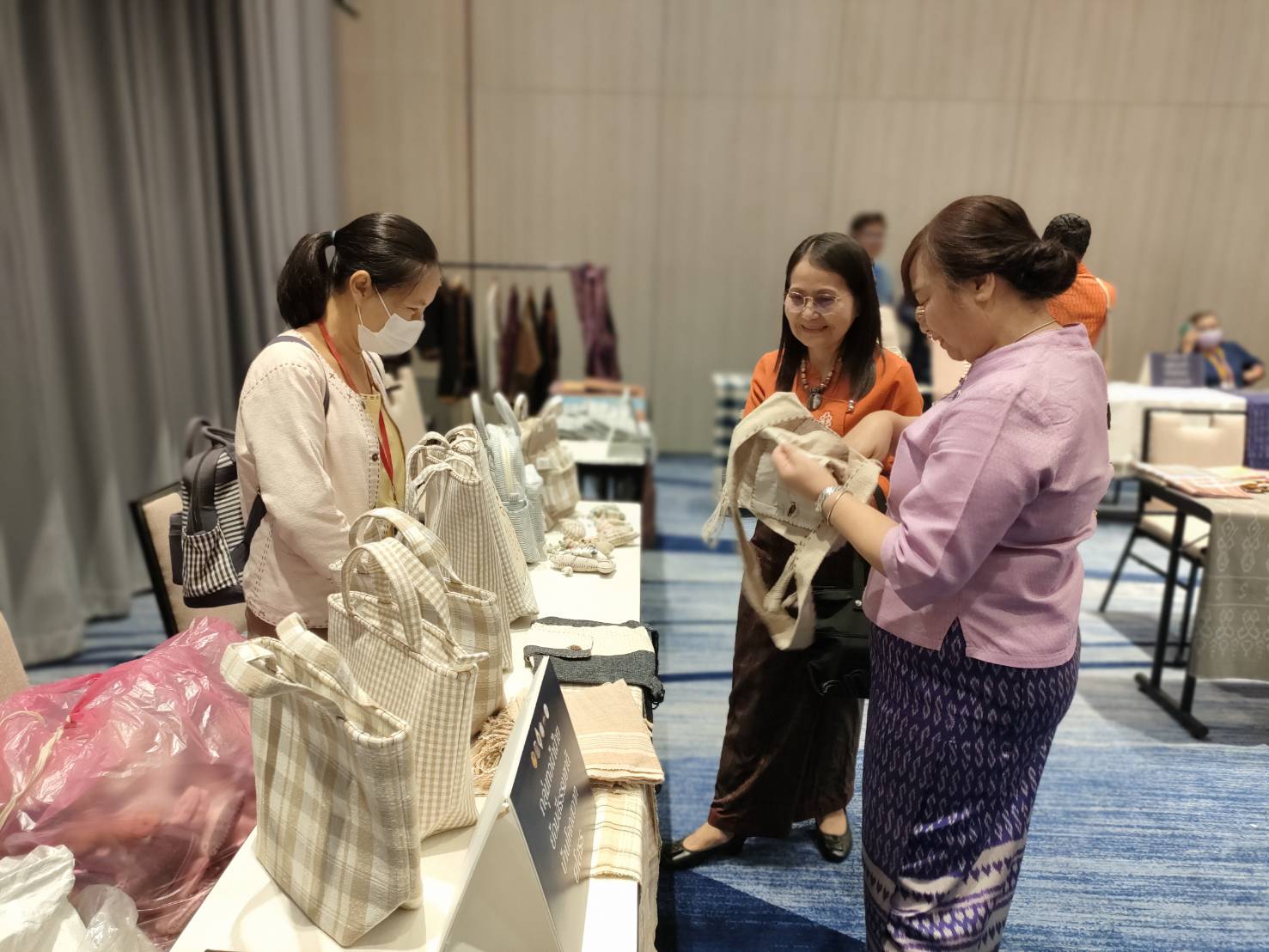 พช.ยโสธร นำกลุ่มผู้ผลิต ผู้ประกอบการประเภทผ้าและหัตถกรรม เข้าร่วมอบรมโครงการพัฒนาศักยภาพผู้ผลิตผู้ประกอบการ ประเภทผ้าและหัตถกรรม โรงแรมเซ็นต์เตอร์ พอยด์ จังหวัดนครราชสีมา