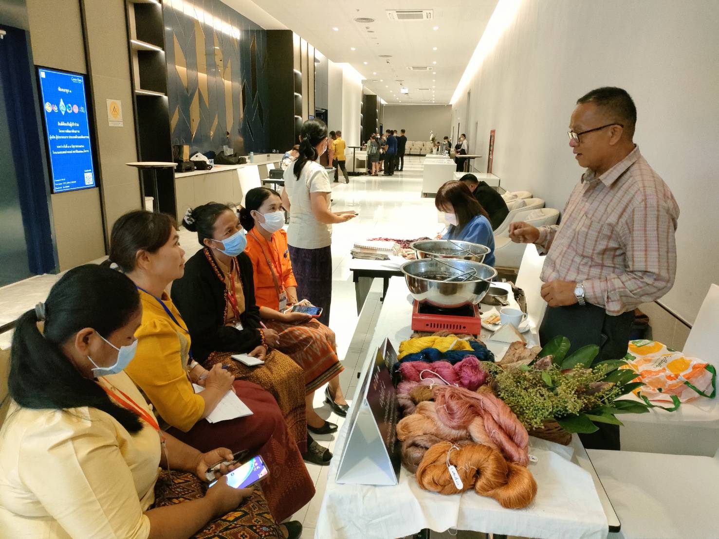 พช.ยโสธร นำกลุ่มผู้ผลิต ผู้ประกอบการประเภทผ้าและหัตถกรรม เข้าร่วมอบรมโครงการพัฒนาศักยภาพผู้ผลิตผู้ประกอบการ ประเภทผ้าและหัตถกรรม โรงแรมเซ็นต์เตอร์ พอยด์ จังหวัดนครราชสีมา