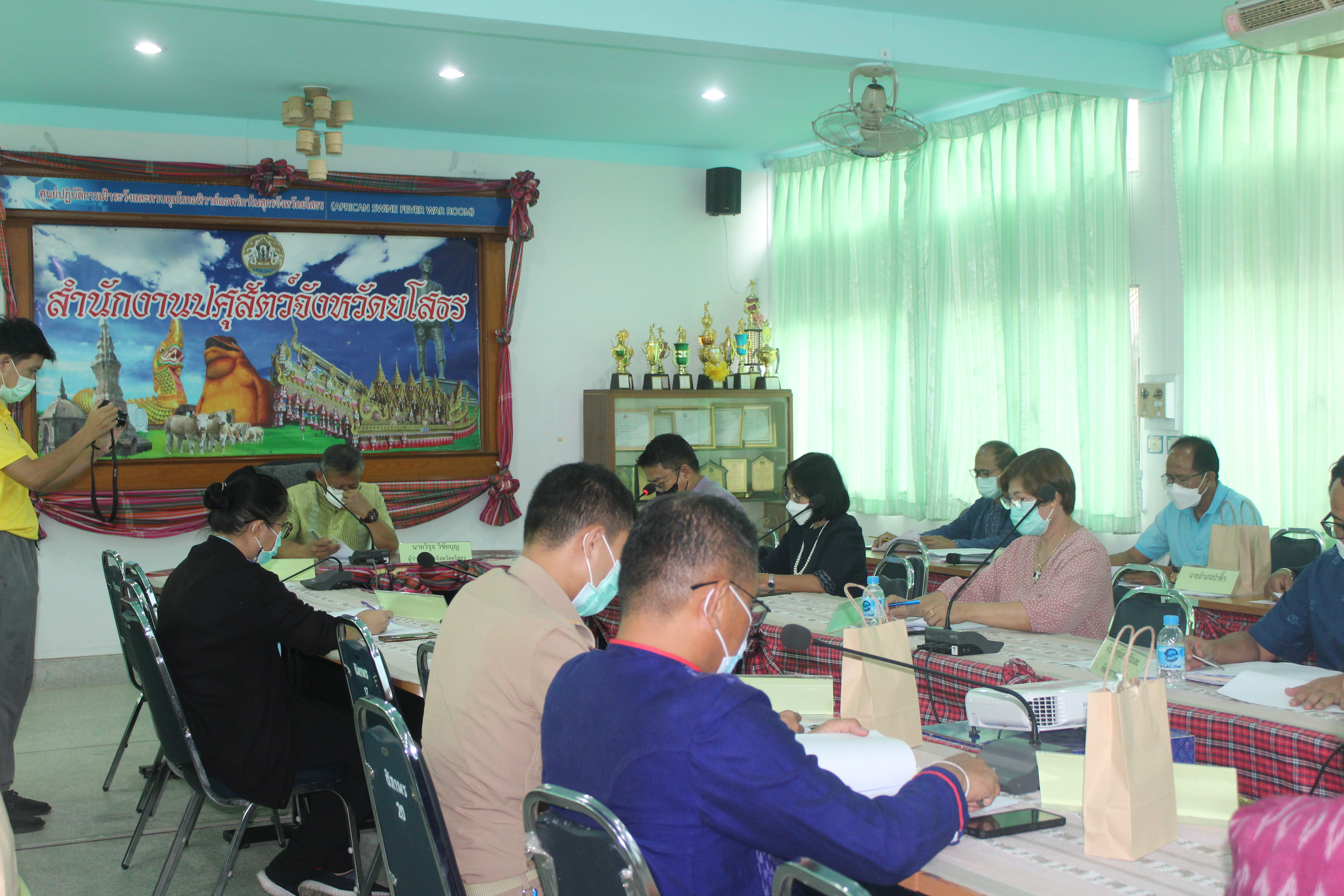 พช.ยโสธร ร่วมประชุมคณะกรรมการและคณะทำงานโครงการธนาคารโค -กระบือ เพื่อช่วยเหลือประชาชนผู้ยากจนในพื้นที่ จังหวัดยโสธร ภายใต้การดำเนินงานศูนย์อำนวยการขจัดความยากจนและพัฒนาคนทุกช่วงวัยอย่างยั่งยืนตามหลักปรัชญาของเศรษฐกิจพอเพียง จังหวัดยโสธร