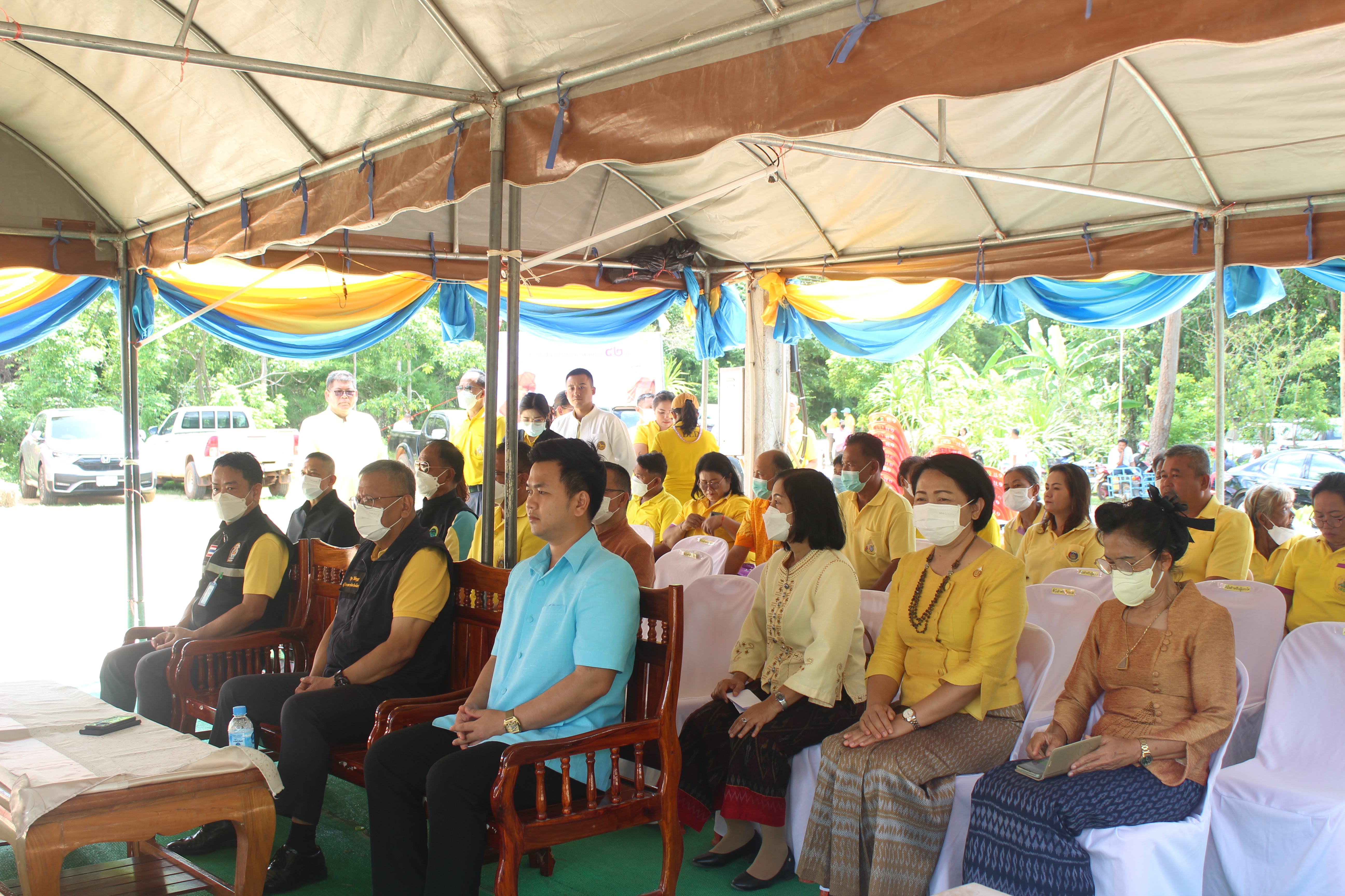 จังหวัดยโสธร มอบโค-กระบือ เพื่อช่วยเหลือประชาชนผู้ยากจนในพื้นที่ จังหวัดยโสธรภายใต้การดำเนินงานศูนย์อำนวยการขจัดความยากจนและพัฒนาคนทุกช่วง วัยอย่างยั่งยืนตามหลักปรัชญาของเศรษฐกิจพอเพียง จังหวัดยโสธร