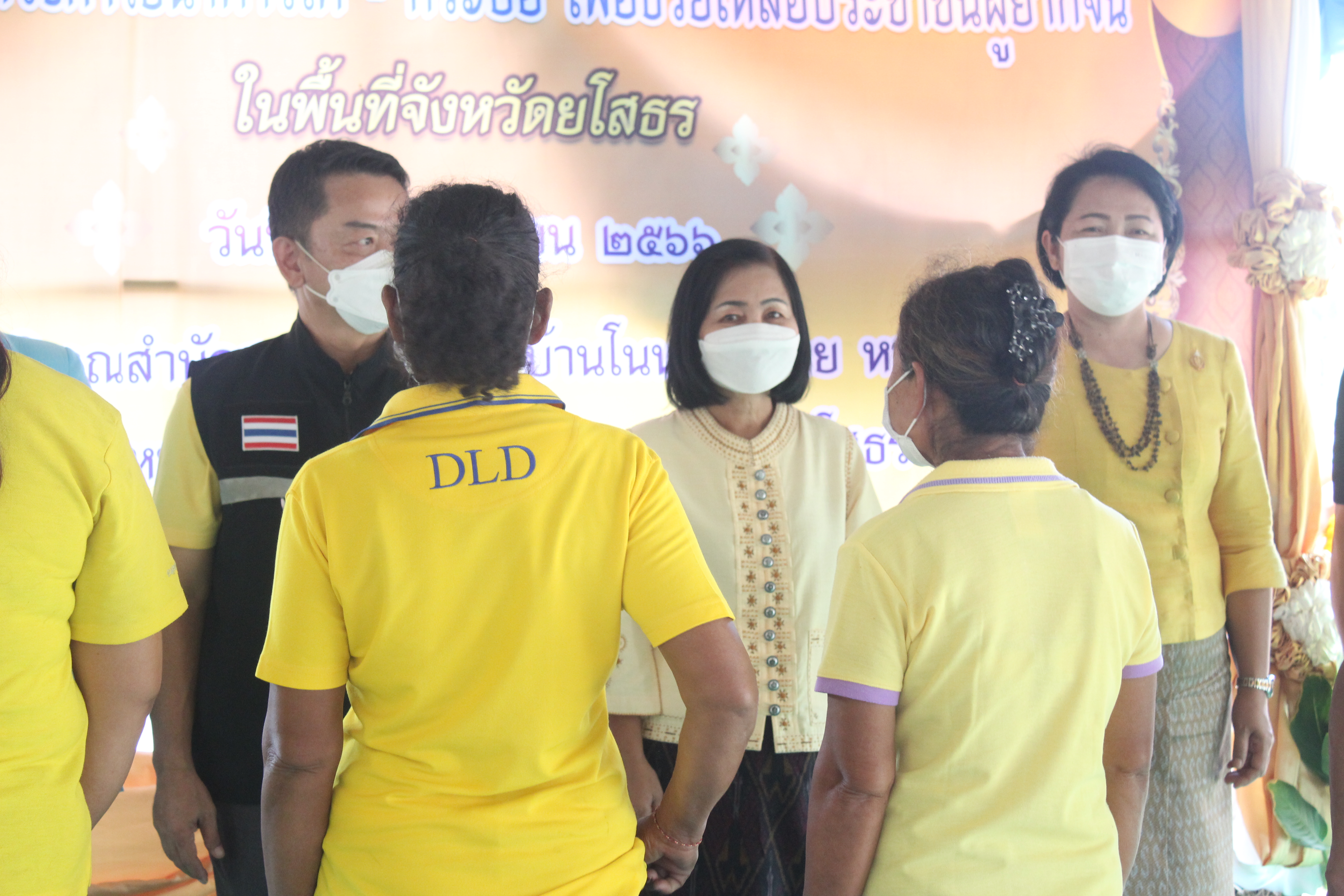 จังหวัดยโสธร มอบโค-กระบือ เพื่อช่วยเหลือประชาชนผู้ยากจนในพื้นที่ จังหวัดยโสธรภายใต้การดำเนินงานศูนย์อำนวยการขจัดความยากจนและพัฒนาคนทุกช่วง วัยอย่างยั่งยืนตามหลักปรัชญาของเศรษฐกิจพอเพียง จังหวัดยโสธร