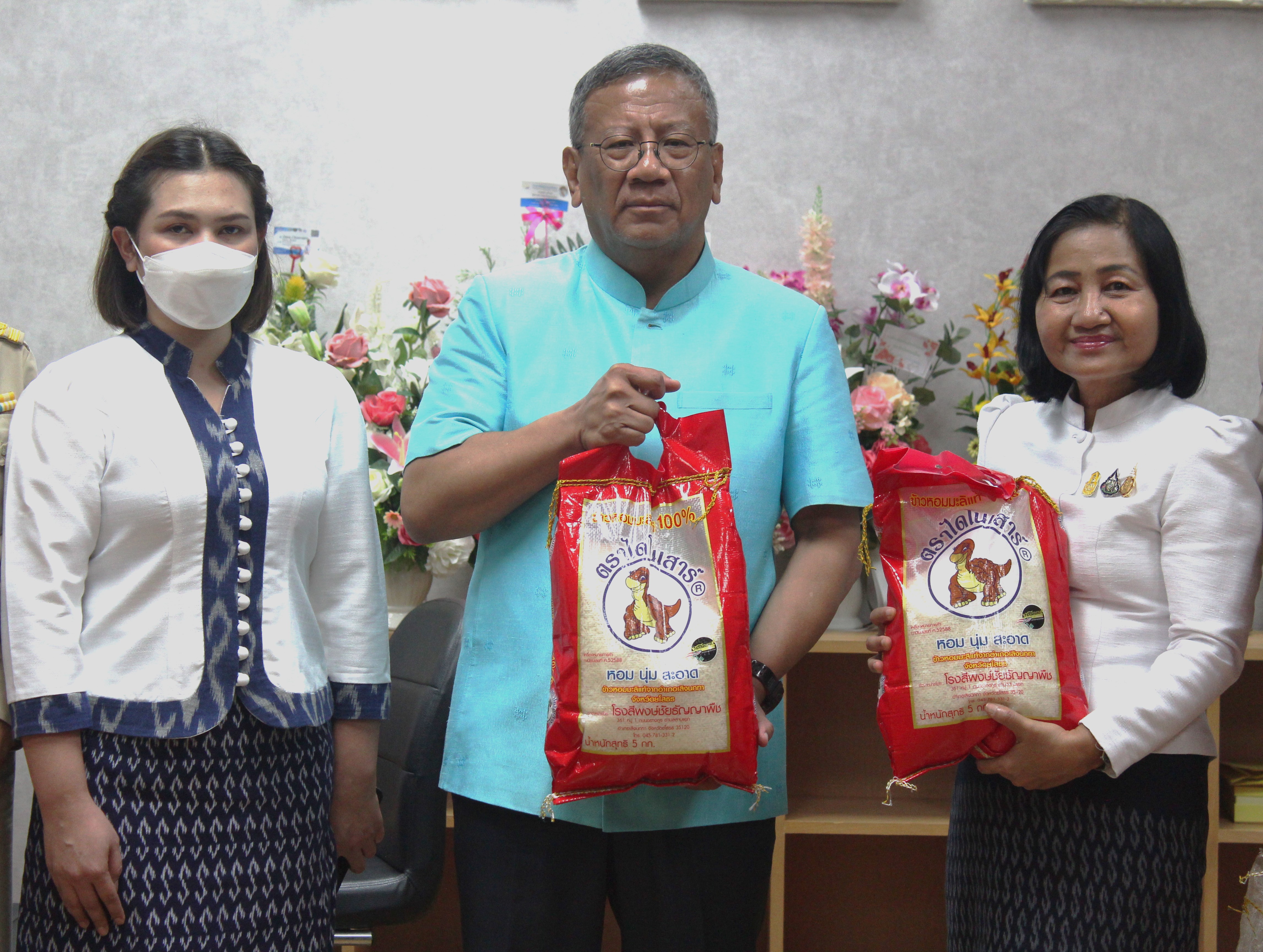 ่พ่อเมืองยโสธร โปรโมทข้าวหอมมะลิ ตราไดโนเสาร์ จังหวัดยโสธร