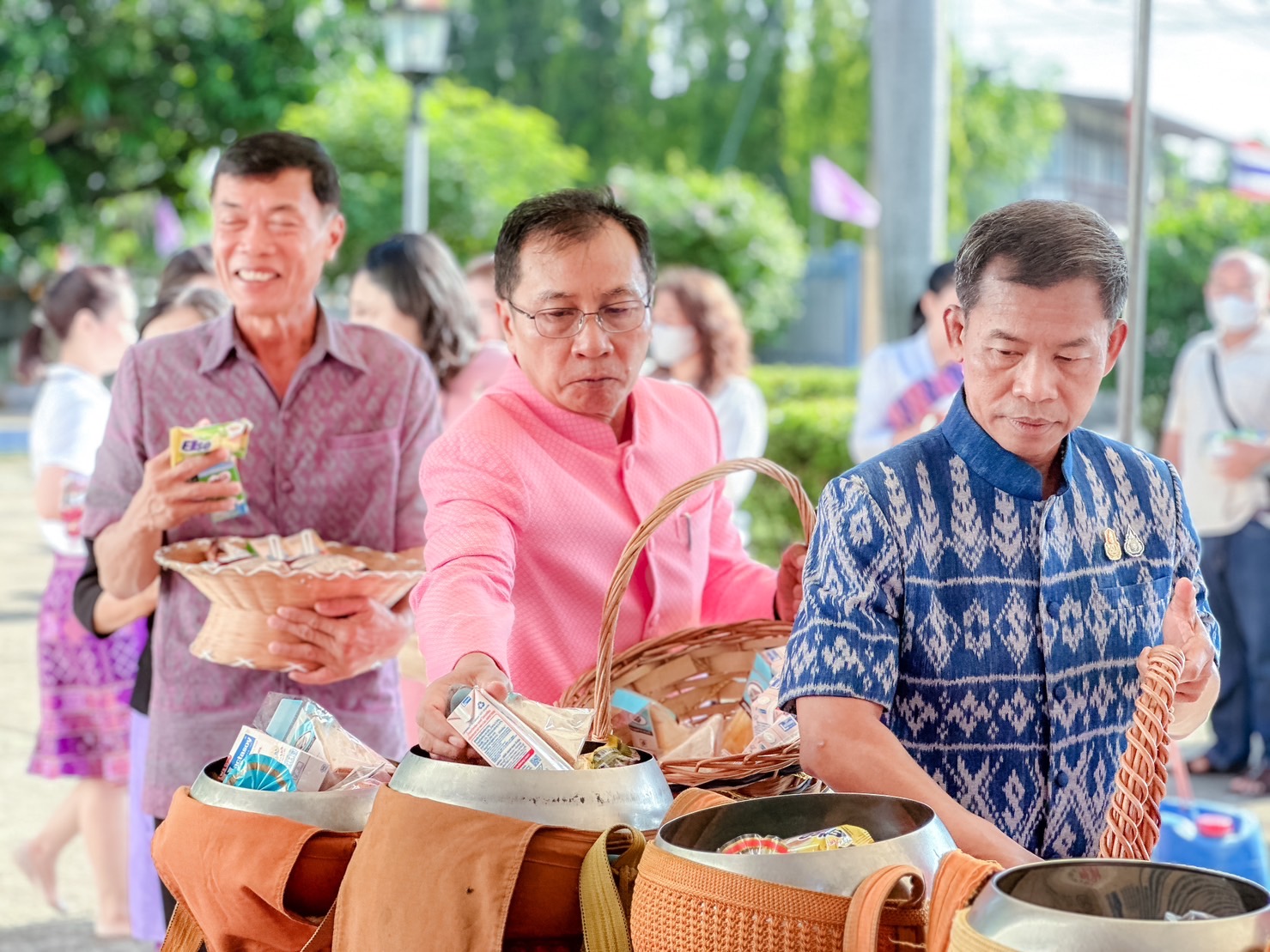 พช.ยโสธร ร่วมกิจกรรมทำบุญตักบาตร ครบรอบ 31 ปี สวท.ยโสธร