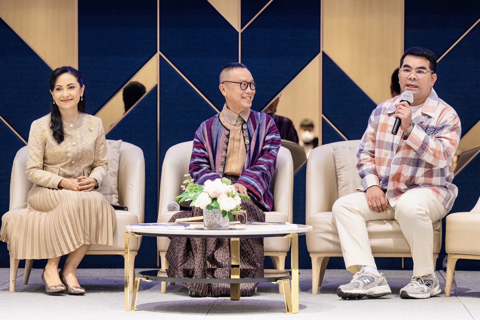 พช.ยโสธร นำกลุ่มผู้ผลิต ผู้ประกอบการประเภทผ้าและหัตถกรรม เข้าร่วมอบรมโครงการพัฒนาศักยภาพผู้ผลิตผู้ประกอบการ ประเภทผ้าและหัตถกรรม โรงแรมเซ็นต์เตอร์ พอยด์ จังหวัดนครราชสีมา