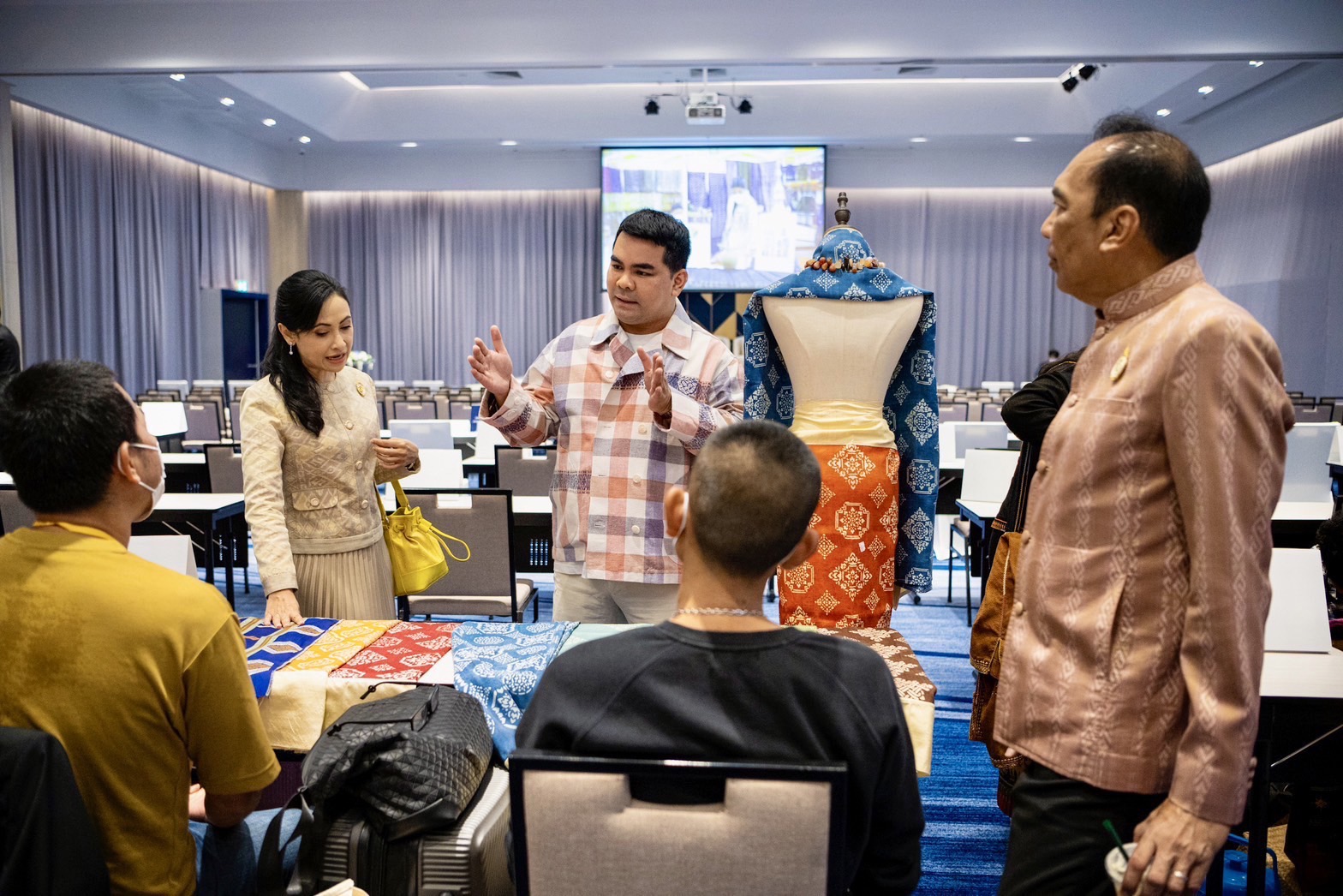 พช.ยโสธร นำกลุ่มผู้ผลิต ผู้ประกอบการประเภทผ้าและหัตถกรรม เข้าร่วมอบรมโครงการพัฒนาศักยภาพผู้ผลิตผู้ประกอบการ ประเภทผ้าและหัตถกรรม โรงแรมเซ็นต์เตอร์ พอยด์ จังหวัดนครราชสีมา