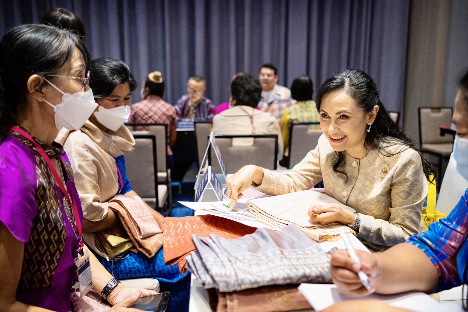 พช.ยโสธร นำกลุ่มผู้ผลิต ผู้ประกอบการประเภทผ้าและหัตถกรรม เข้าร่วมอบรมโครงการพัฒนาศักยภาพผู้ผลิตผู้ประกอบการ ประเภทผ้าและหัตถกรรม โรงแรมเซ็นต์เตอร์ พอยด์ จังหวัดนครราชสีมา