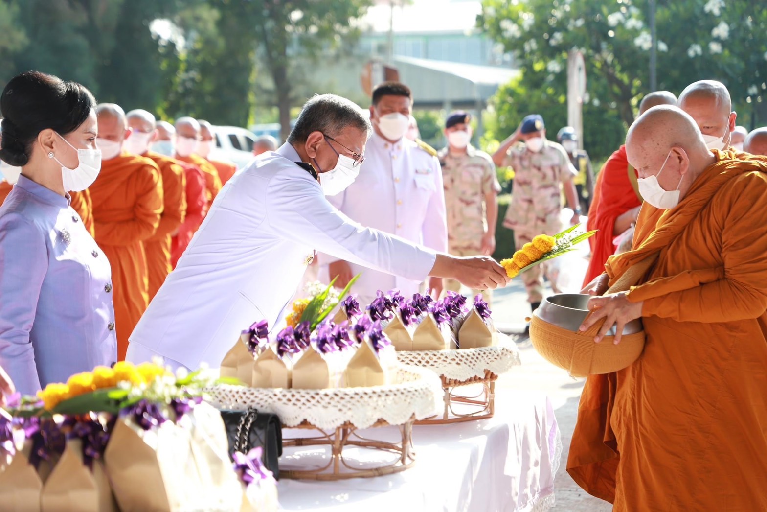 พช.ยโสธร ร่วมทำบุญตักบาตร พระสงฆ์และสามเณร 46 รูป ถวายพระราชกุศล เฉลิมพระเกียรติสมเด็จพระนางเจ้าฯ พระบรมราชินี เนื่องในโอกาสวันเฉลิมพระชนมพรรษา 3 มิถุนายน