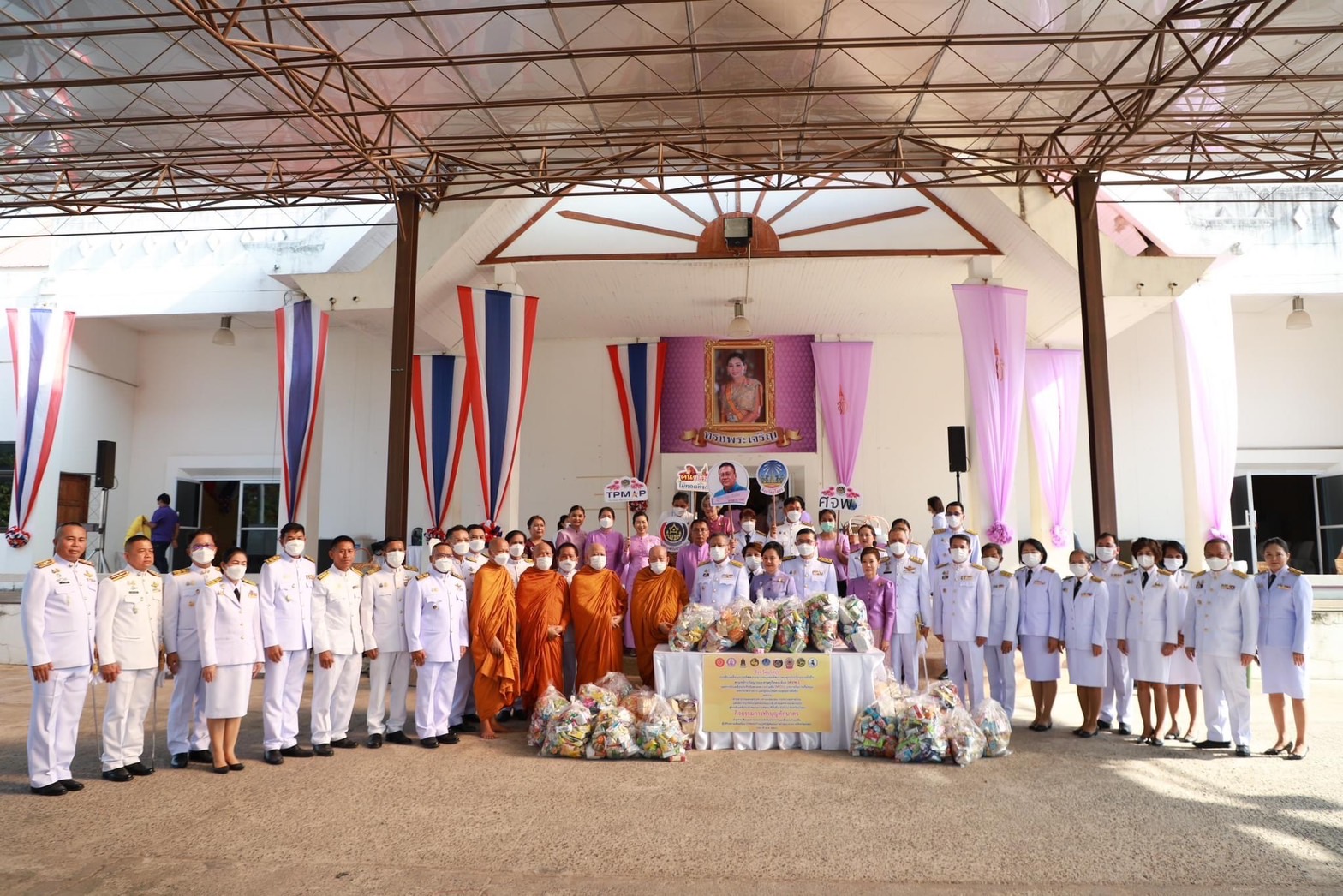พช.ยโสธร ร่วมทำบุญตักบาตร พระสงฆ์และสามเณร 46 รูป ถวายพระราชกุศล เฉลิมพระเกียรติสมเด็จพระนางเจ้าฯ พระบรมราชินี เนื่องในโอกาสวันเฉลิมพระชนมพรรษา 3 มิถุนายน