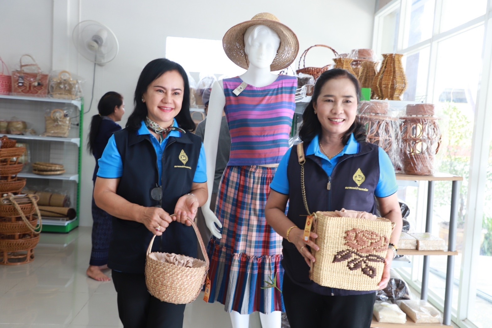 ?ชมรมแม่บ้านมหาดไทยจังหวัดยโสธร ลงพื้นที่ ติดตามการทอลายผ้าพระราชทาน “ผ้าลายดอกรักราชกัญญา และลายดอกรักราชกัญญา” และงานหัตถกรรม ในพื้นที่ อำเภอทรายมูล อำเภอกุดชุมและอำเภอไทยเจริญ จังหวัดยโสธร