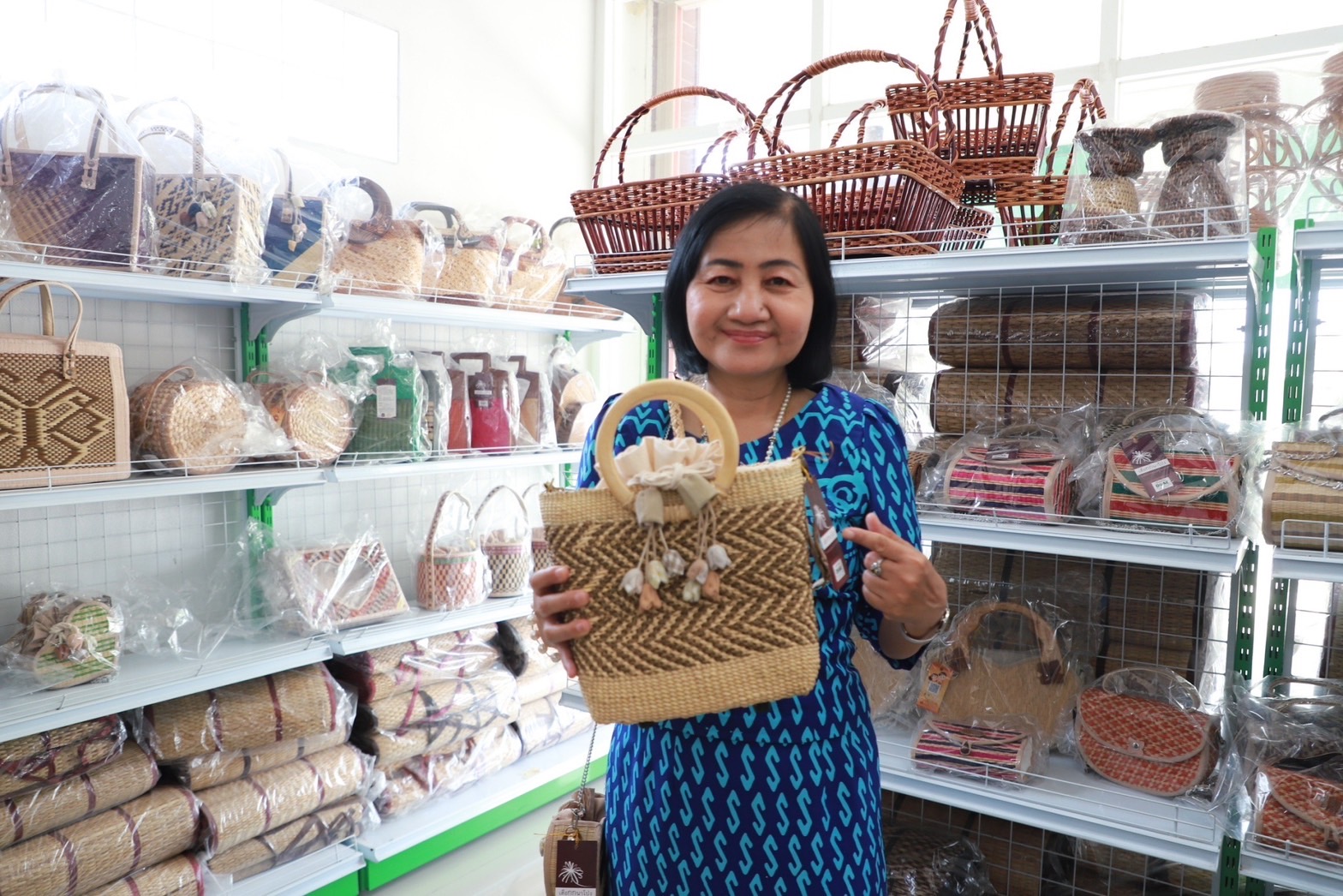 ?ชมรมแม่บ้านมหาดไทยจังหวัดยโสธร ลงพื้นที่ ติดตามการทอลายผ้าพระราชทาน “ผ้าลายดอกรักราชกัญญา และลายดอกรักราชกัญญา” และงานหัตถกรรม ในพื้นที่ อำเภอทรายมูล อำเภอกุดชุมและอำเภอไทยเจริญ จังหวัดยโสธร