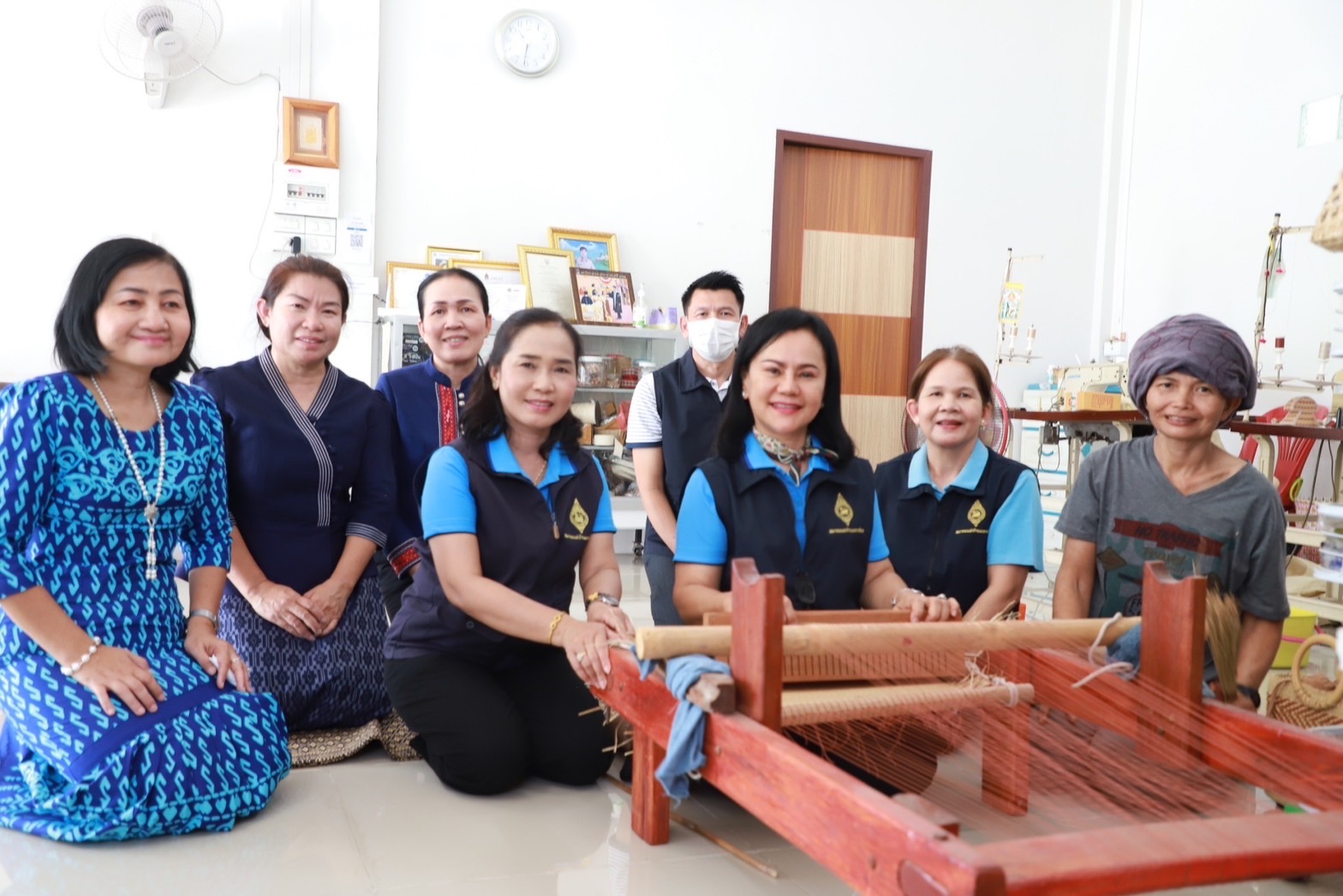 ?ชมรมแม่บ้านมหาดไทยจังหวัดยโสธร ลงพื้นที่ ติดตามการทอลายผ้าพระราชทาน “ผ้าลายดอกรักราชกัญญา และลายดอกรักราชกัญญา” และงานหัตถกรรม ในพื้นที่ อำเภอทรายมูล อำเภอกุดชุมและอำเภอไทยเจริญ จังหวัดยโสธร