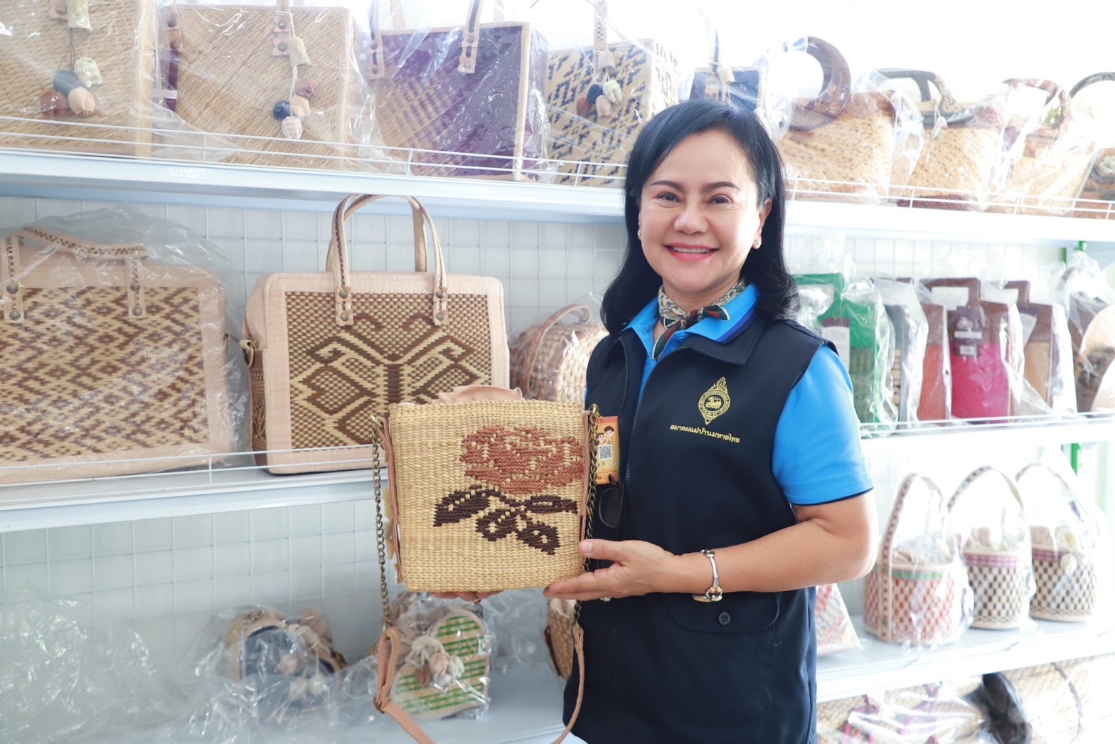 ?ชมรมแม่บ้านมหาดไทยจังหวัดยโสธร ลงพื้นที่ ติดตามการทอลายผ้าพระราชทาน “ผ้าลายดอกรักราชกัญญา และลายดอกรักราชกัญญา” และงานหัตถกรรม ในพื้นที่ อำเภอทรายมูล อำเภอกุดชุมและอำเภอไทยเจริญ จังหวัดยโสธร
