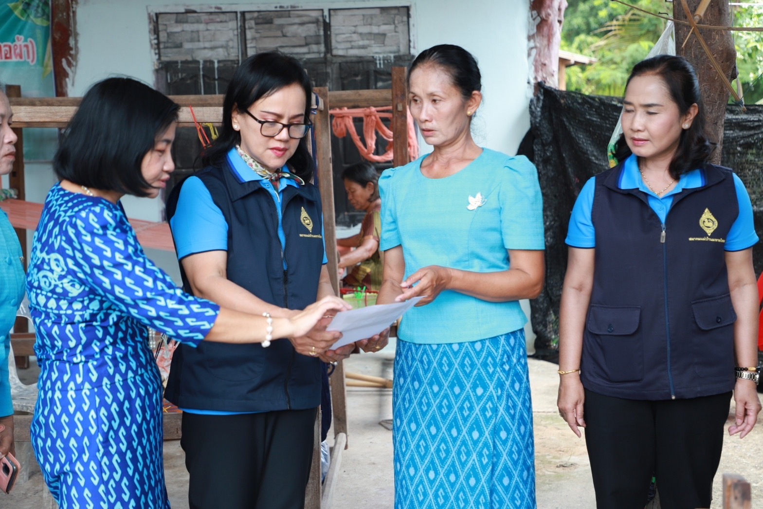 ?ชมรมแม่บ้านมหาดไทยจังหวัดยโสธร ลงพื้นที่ ติดตามการทอลายผ้าพระราชทาน “ผ้าลายดอกรักราชกัญญา และลายดอกรักราชกัญญา” และงานหัตถกรรม ในพื้นที่ อำเภอทรายมูล อำเภอกุดชุมและอำเภอไทยเจริญ จังหวัดยโสธร