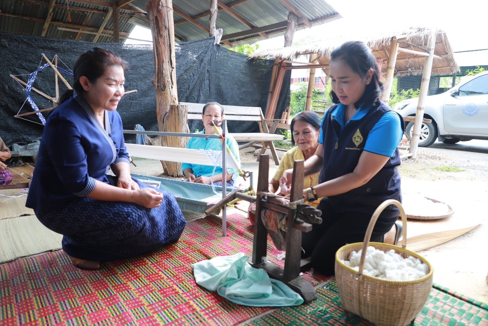 ?ชมรมแม่บ้านมหาดไทยจังหวัดยโสธร ลงพื้นที่ ติดตามการทอลายผ้าพระราชทาน “ผ้าลายดอกรักราชกัญญา และลายดอกรักราชกัญญา” และงานหัตถกรรม ในพื้นที่ อำเภอทรายมูล อำเภอกุดชุมและอำเภอไทยเจริญ จังหวัดยโสธร