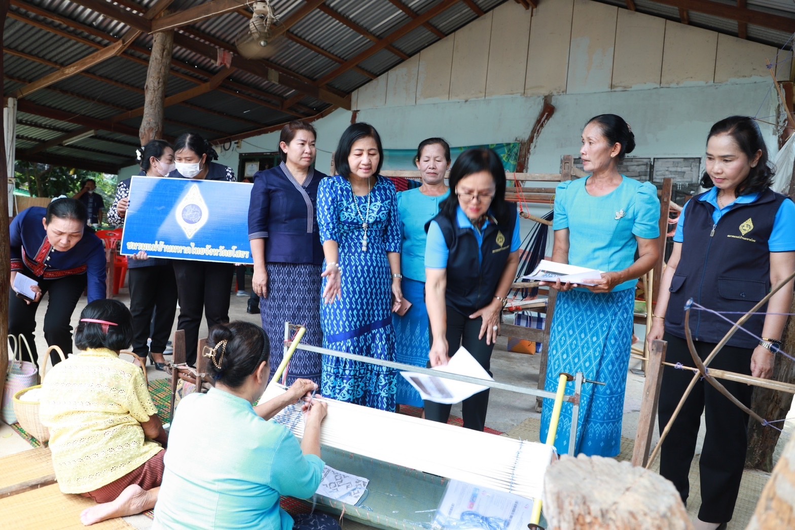 ?ชมรมแม่บ้านมหาดไทยจังหวัดยโสธร ลงพื้นที่ ติดตามการทอลายผ้าพระราชทาน “ผ้าลายดอกรักราชกัญญา และลายดอกรักราชกัญญา” และงานหัตถกรรม ในพื้นที่ อำเภอทรายมูล อำเภอกุดชุมและอำเภอไทยเจริญ จังหวัดยโสธร
