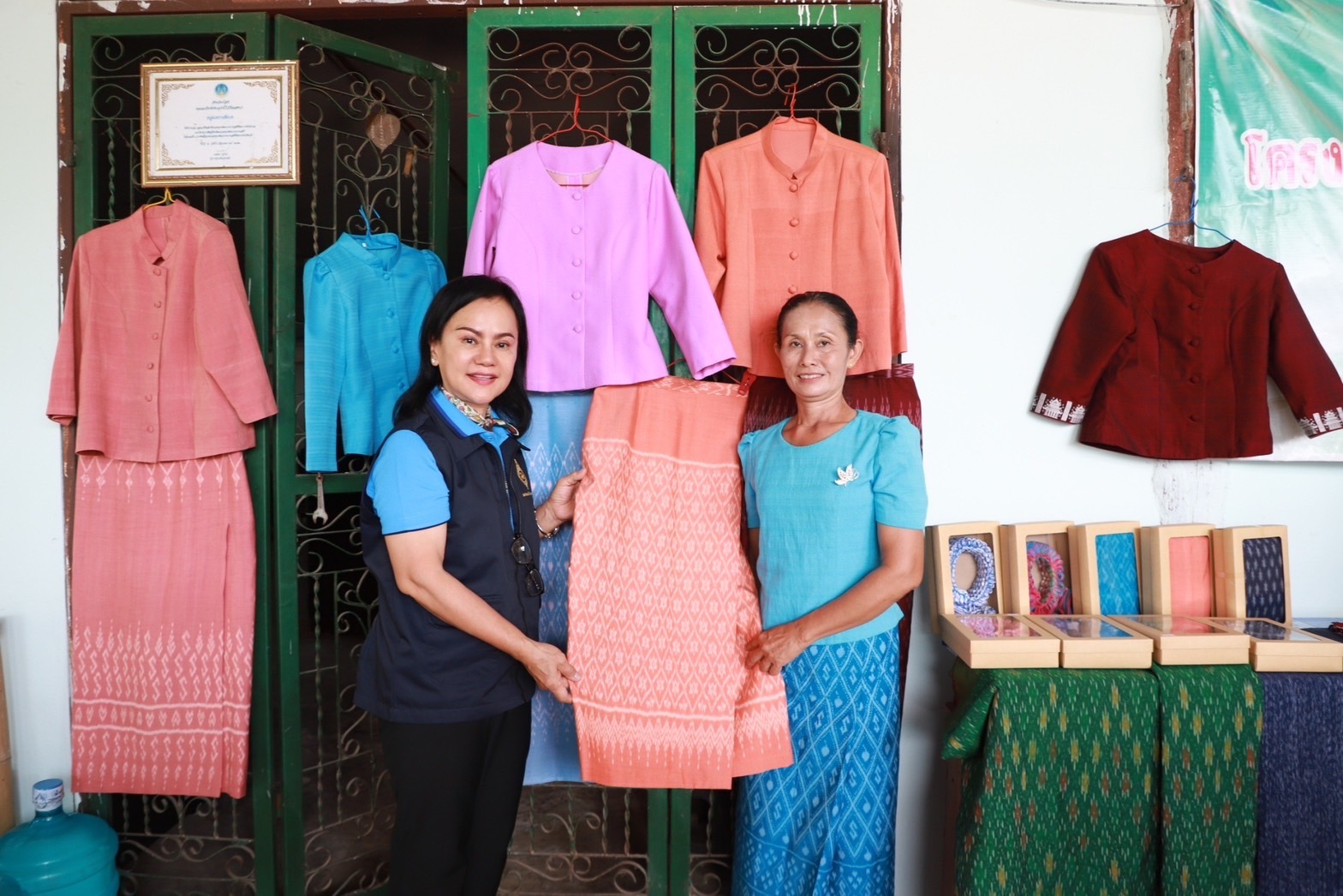 ?ชมรมแม่บ้านมหาดไทยจังหวัดยโสธร ลงพื้นที่ ติดตามการทอลายผ้าพระราชทาน “ผ้าลายดอกรักราชกัญญา และลายดอกรักราชกัญญา” และงานหัตถกรรม ในพื้นที่ อำเภอทรายมูล อำเภอกุดชุมและอำเภอไทยเจริญ จังหวัดยโสธร