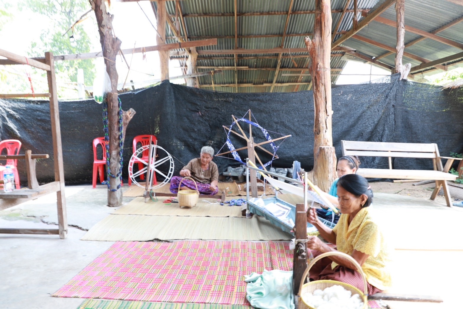 ?ชมรมแม่บ้านมหาดไทยจังหวัดยโสธร ลงพื้นที่ ติดตามการทอลายผ้าพระราชทาน “ผ้าลายดอกรักราชกัญญา และลายดอกรักราชกัญญา” และงานหัตถกรรม ในพื้นที่ อำเภอทรายมูล อำเภอกุดชุมและอำเภอไทยเจริญ จังหวัดยโสธร