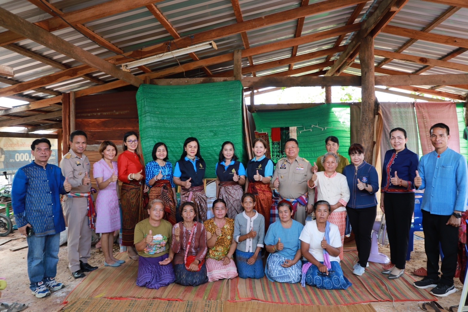 ?ชมรมแม่บ้านมหาดไทยจังหวัดยโสธร ลงพื้นที่ ติดตามการทอลายผ้าพระราชทาน “ผ้าลายดอกรักราชกัญญา และลายดอกรักราชกัญญา” และงานหัตถกรรม ในพื้นที่ อำเภอทรายมูล อำเภอกุดชุมและอำเภอไทยเจริญ จังหวัดยโสธร
