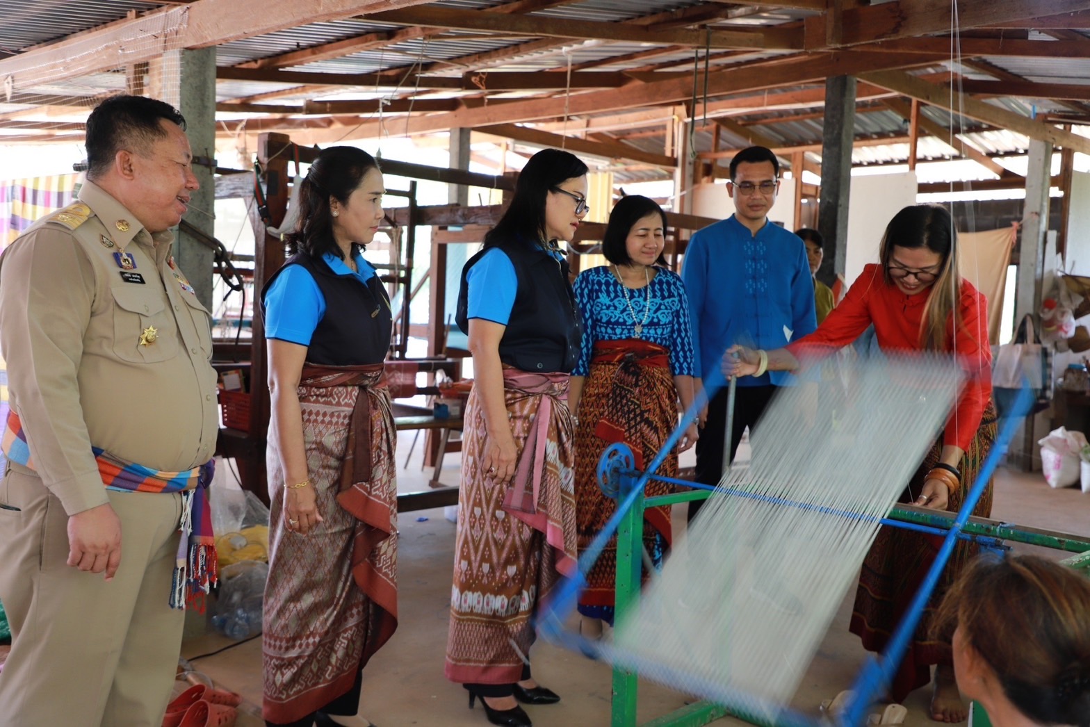?ชมรมแม่บ้านมหาดไทยจังหวัดยโสธร ลงพื้นที่ ติดตามการทอลายผ้าพระราชทาน “ผ้าลายดอกรักราชกัญญา และลายดอกรักราชกัญญา” และงานหัตถกรรม ในพื้นที่ อำเภอทรายมูล อำเภอกุดชุมและอำเภอไทยเจริญ จังหวัดยโสธร