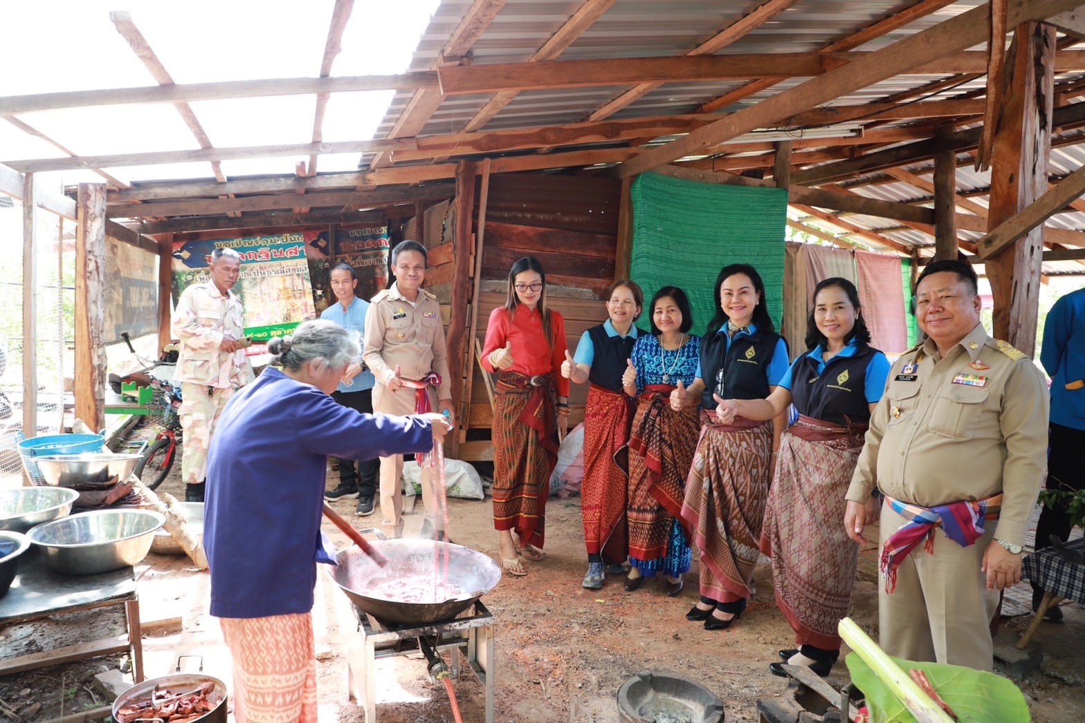 ?ชมรมแม่บ้านมหาดไทยจังหวัดยโสธร ลงพื้นที่ ติดตามการทอลายผ้าพระราชทาน “ผ้าลายดอกรักราชกัญญา และลายดอกรักราชกัญญา” และงานหัตถกรรม ในพื้นที่ อำเภอทรายมูล อำเภอกุดชุมและอำเภอไทยเจริญ จังหวัดยโสธร
