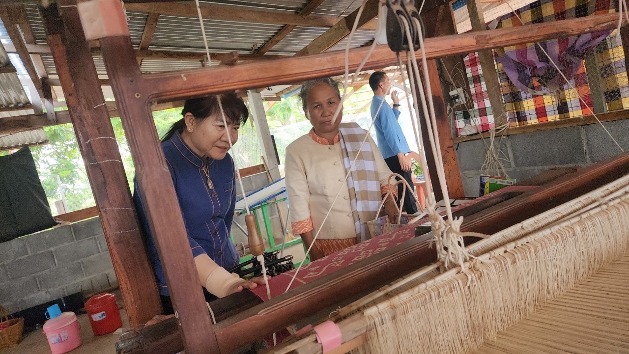 ?ชมรมแม่บ้านมหาดไทยจังหวัดยโสธร ลงพื้นที่ ติดตามการทอลายผ้าพระราชทาน “ผ้าลายดอกรักราชกัญญา และลายดอกรักราชกัญญา” และงานหัตถกรรม ในพื้นที่ อำเภอทรายมูล อำเภอกุดชุมและอำเภอไทยเจริญ จังหวัดยโสธร