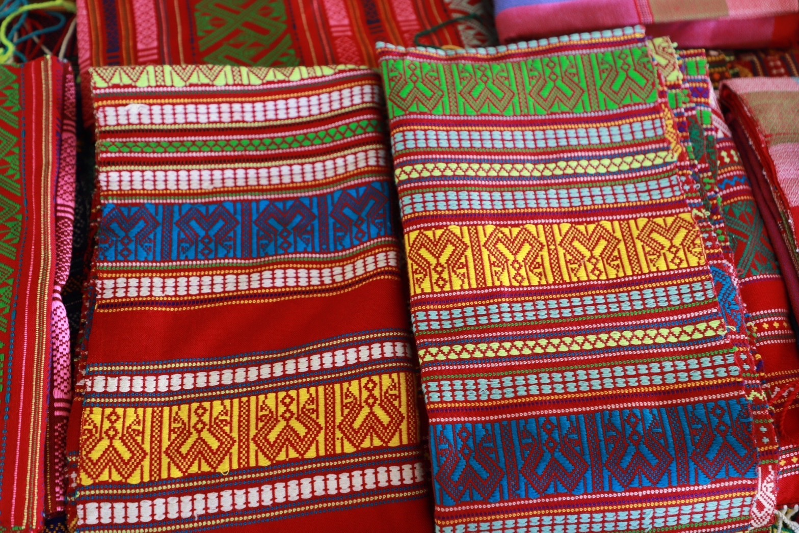 ?ชมรมแม่บ้านมหาดไทยจังหวัดยโสธร ลงพื้นที่ ติดตามการทอลายผ้าพระราชทาน “ผ้าลายดอกรักราชกัญญา และลายดอกรักราชกัญญา” และงานหัตถกรรม ในพื้นที่ อำเภอทรายมูล อำเภอกุดชุมและอำเภอไทยเจริญ จังหวัดยโสธร