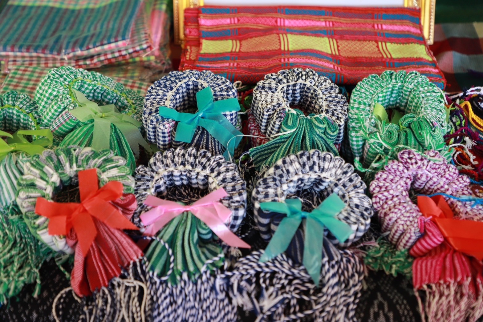 ?ชมรมแม่บ้านมหาดไทยจังหวัดยโสธร ลงพื้นที่ ติดตามการทอลายผ้าพระราชทาน “ผ้าลายดอกรักราชกัญญา และลายดอกรักราชกัญญา” และงานหัตถกรรม ในพื้นที่ อำเภอทรายมูล อำเภอกุดชุมและอำเภอไทยเจริญ จังหวัดยโสธร