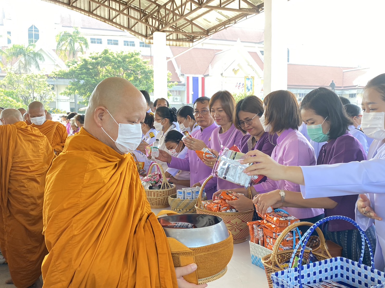 พช.ยโสธร ร่วมทำบุญตักบาตร พระสงฆ์และสามเณร 46 รูป ถวายพระราชกุศล เฉลิมพระเกียรติสมเด็จพระนางเจ้าฯ พระบรมราชินี เนื่องในโอกาสวันเฉลิมพระชนมพรรษา 3 มิถุนายน