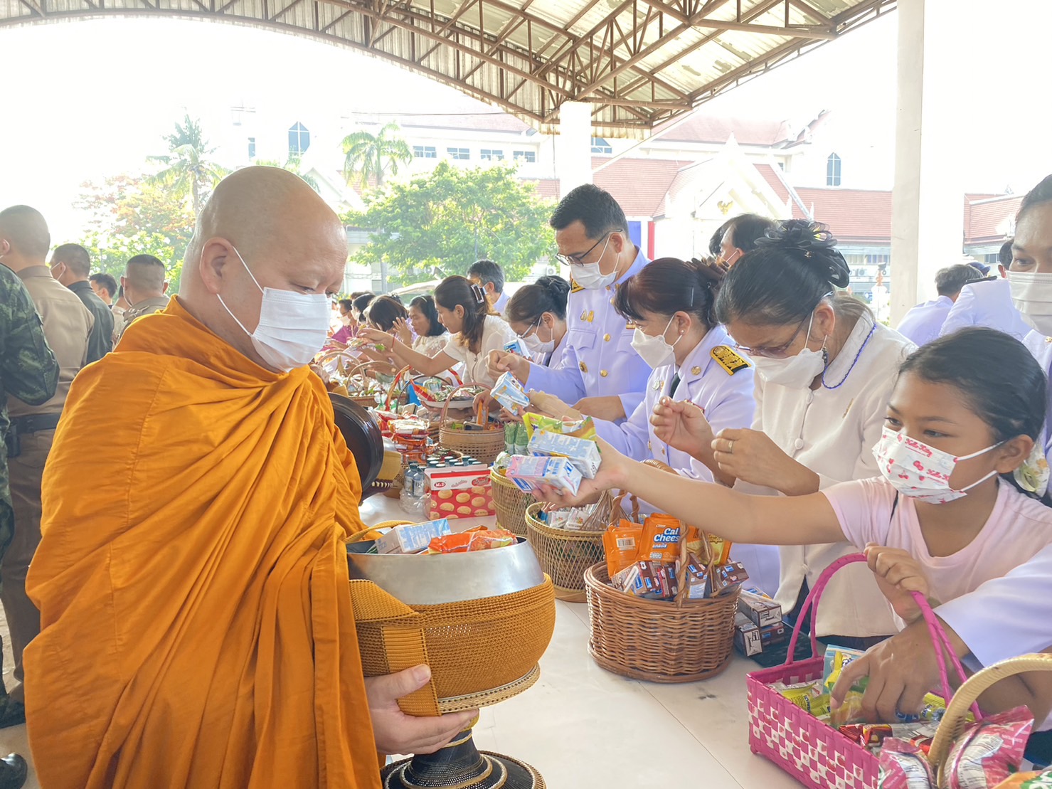 พช.ยโสธร ร่วมทำบุญตักบาตร พระสงฆ์และสามเณร 46 รูป ถวายพระราชกุศล เฉลิมพระเกียรติสมเด็จพระนางเจ้าฯ พระบรมราชินี เนื่องในโอกาสวันเฉลิมพระชนมพรรษา 3 มิถุนายน