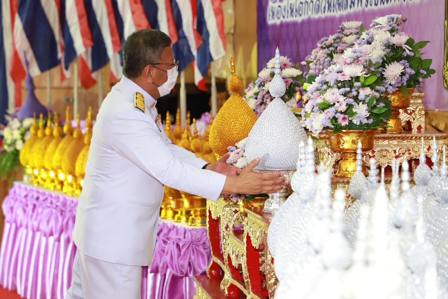 พช.ยโสธร ร่วมพิธีถวายเครื่องราชสักการะและวางพานพุ่ม พิธีจุดเทียนถวายพระพรชัยมงคล แด่สมเด็จพระนางเจ้าสุทิดา พัชรสุธาพิมลลักษณ พระบรมราชินี เนื่องในโอกาสวันเฉลิมพระชนมพรรษา 3 มิถุนายน