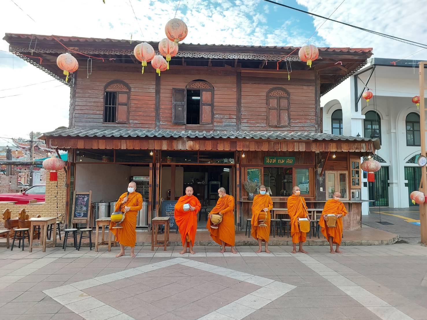 ☘พช.ยโสธรร่วมทำบุญตักบาตรย้อนยุค วิถีถิ่น วิถีไทย ถนนคนเดินยโสธร เมืองเก่าบ้านสิงห์ท่า และร่วมกันสวมใส่ผ้าไทยตามโครงการ “ผ้าไทยใส่ให้สนุก”