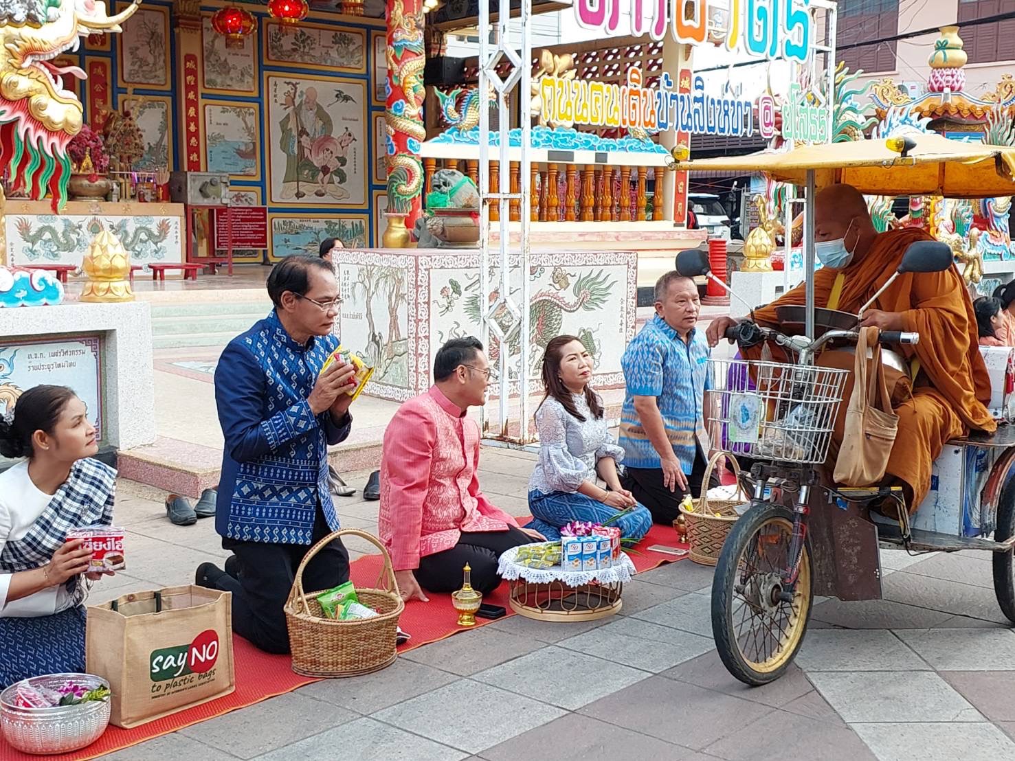 ☘พช.ยโสธรร่วมทำบุญตักบาตรย้อนยุค วิถีถิ่น วิถีไทย ถนนคนเดินยโสธร เมืองเก่าบ้านสิงห์ท่า และร่วมกันสวมใส่ผ้าไทยตามโครงการ “ผ้าไทยใส่ให้สนุก”