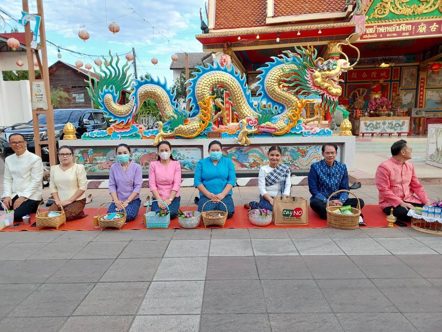 ☘พช.ยโสธรร่วมทำบุญตักบาตรย้อนยุค วิถีถิ่น วิถีไทย ถนนคนเดินยโสธร เมืองเก่าบ้านสิงห์ท่า และร่วมกันสวมใส่ผ้าไทยตามโครงการ “ผ้าไทยใส่ให้สนุก”