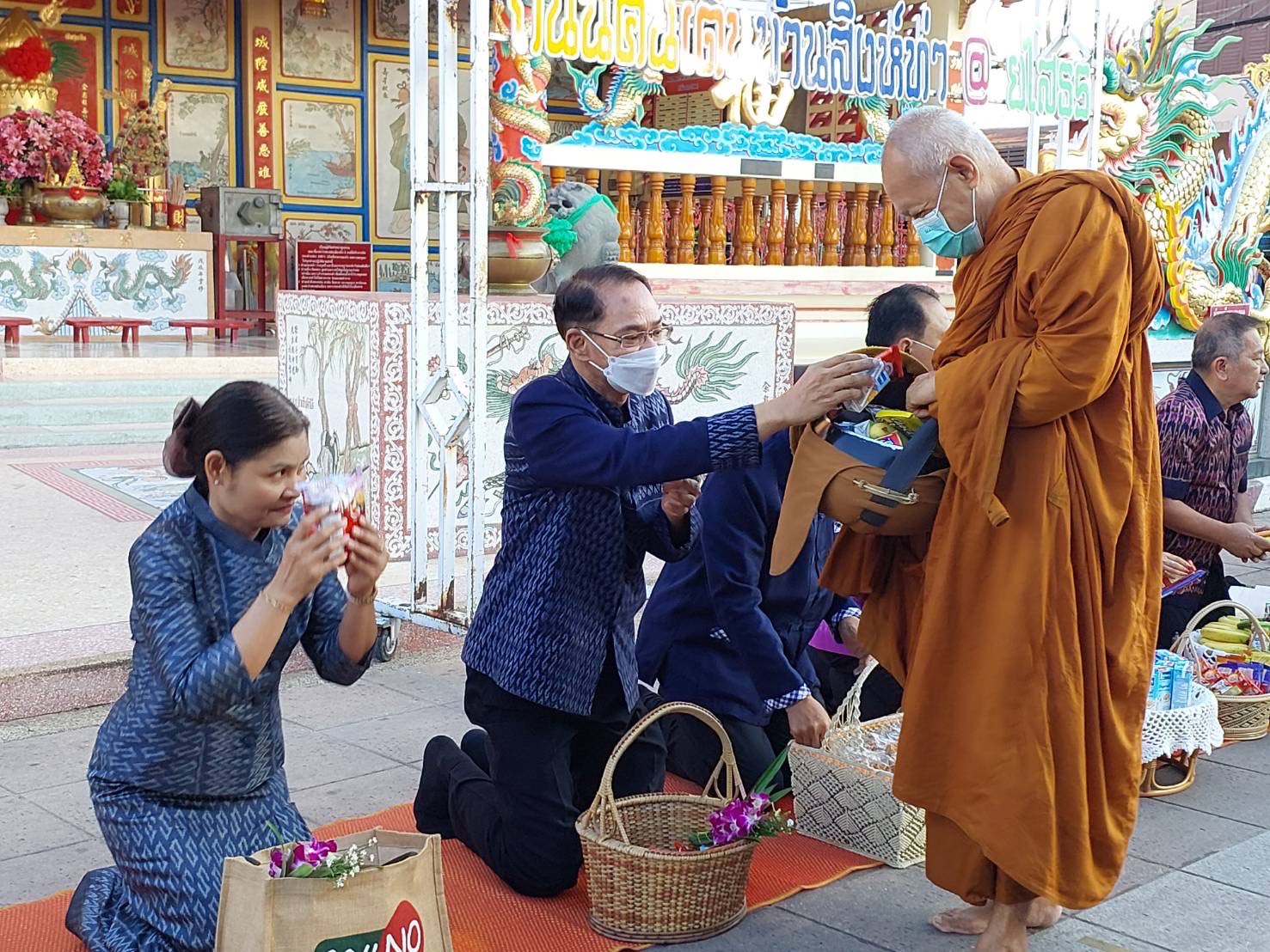 ☘พช.ยโสธรร่วมทำบุญตักบาตรย้อนยุค วิถีถิ่น วิถีไทย ถนนคนเดินยโสธร เมืองเก่าบ้านสิงห์ท่า และร่วมกันสวมใส่ผ้าไทยตามโครงการ “ผ้าไทยใส่ให้สนุก”