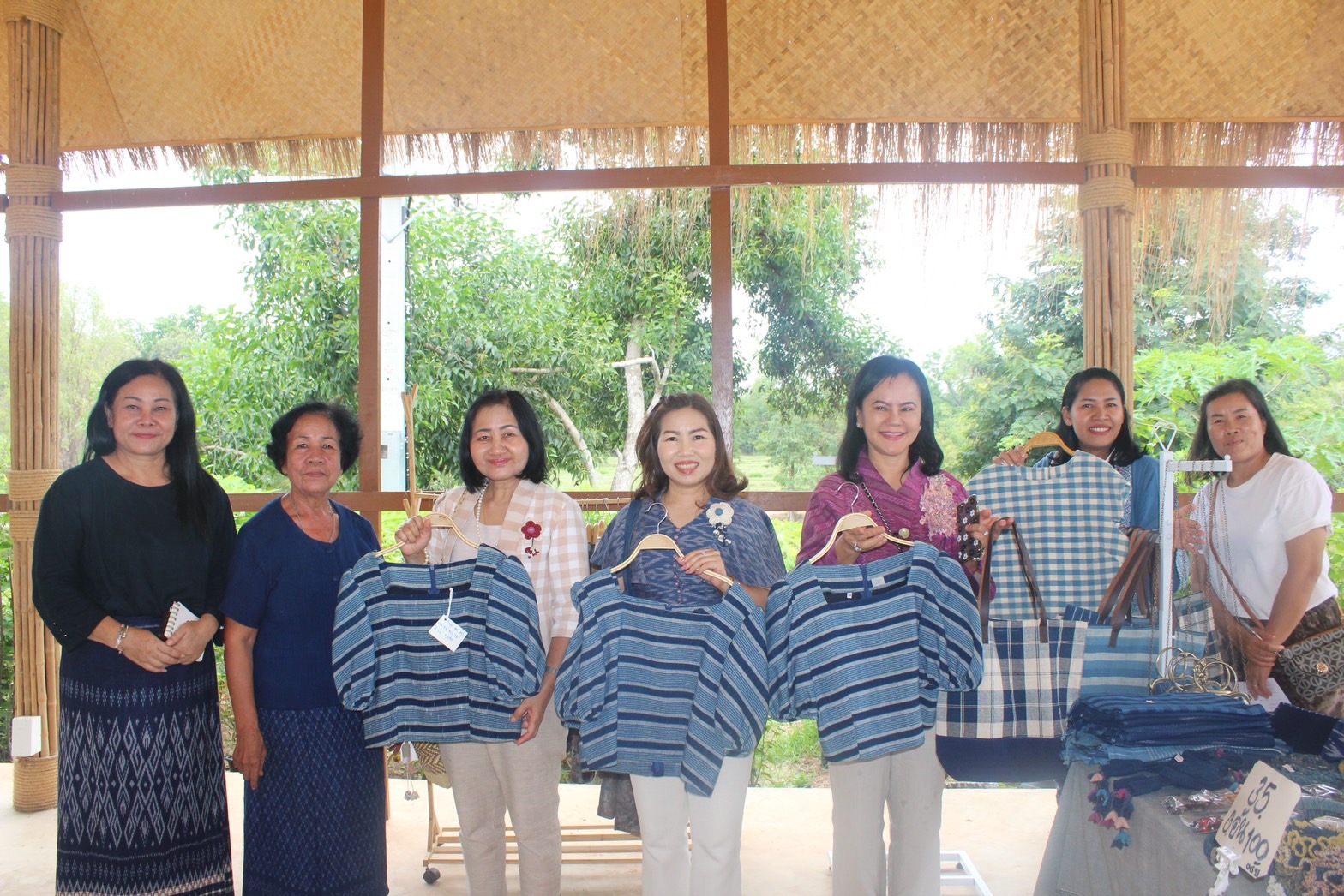 พช.ยโสธร ร่วมศึกษาดูงาน การส่งเสริมการใช้ผ้าไทย “ผ้าไทย ใส่ให้สนุก”ของชมรมแม่บ้านมหาดไทย จังหวัดยโสธร ณ ศูนย์เรียนรู้ผ้าย้อมครามบ้านดอนกอย “วิชชาลัยดอนกอย วิถีแห่งการพัฒนาที่ยั่งยืน” อำเภอพรรณานิคม จังหวัดสกลนคร