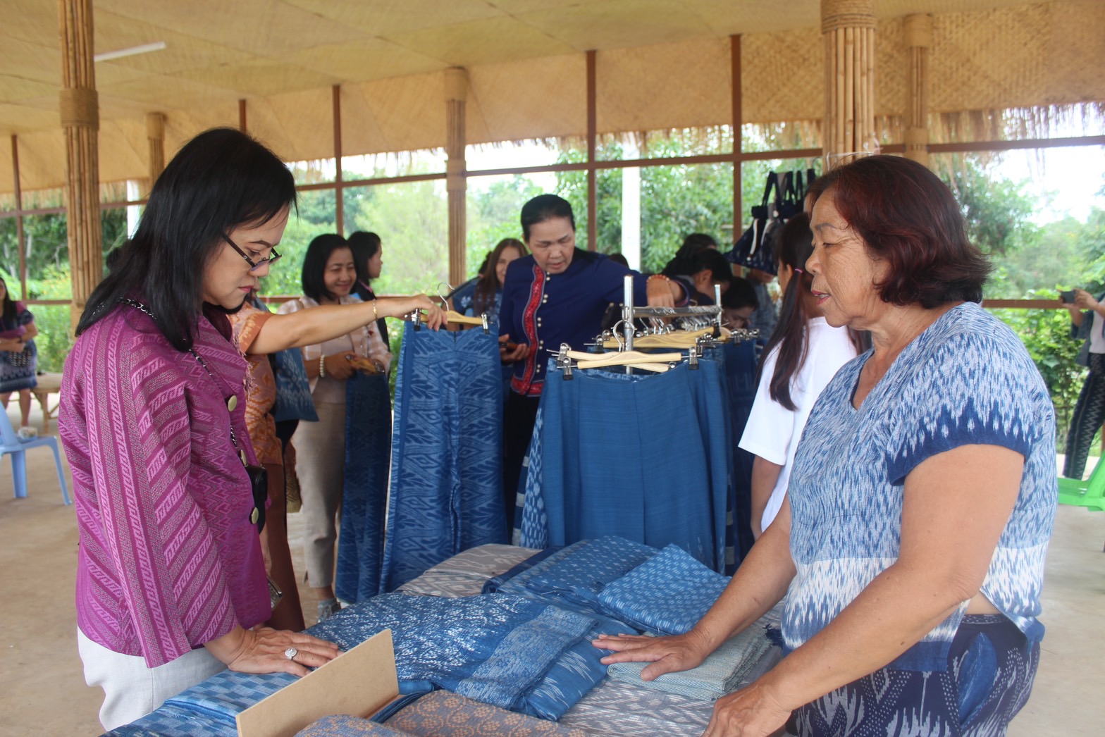 พช.ยโสธร ร่วมศึกษาดูงาน การส่งเสริมการใช้ผ้าไทย “ผ้าไทย ใส่ให้สนุก”ของชมรมแม่บ้านมหาดไทย จังหวัดยโสธร ณ ศูนย์เรียนรู้ผ้าย้อมครามบ้านดอนกอย “วิชชาลัยดอนกอย วิถีแห่งการพัฒนาที่ยั่งยืน” อำเภอพรรณานิคม จังหวัดสกลนคร